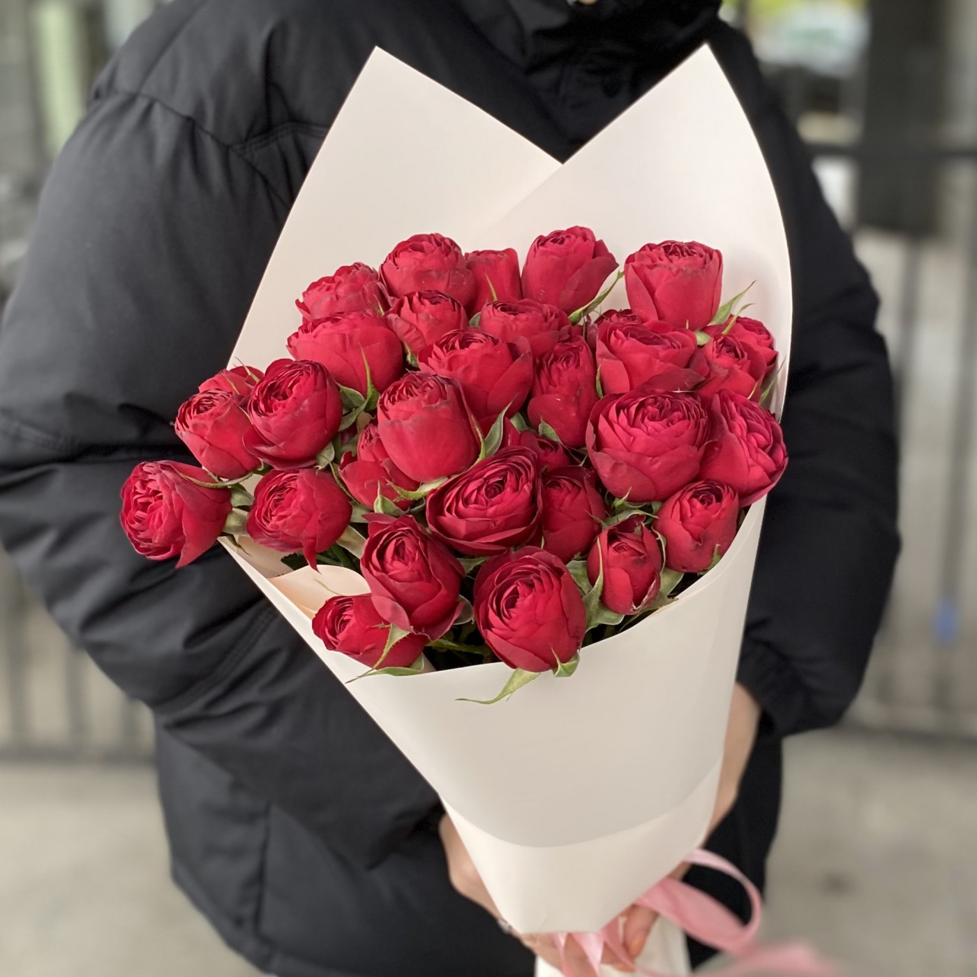 7 кустовых пионовидных роз Ред лэйс