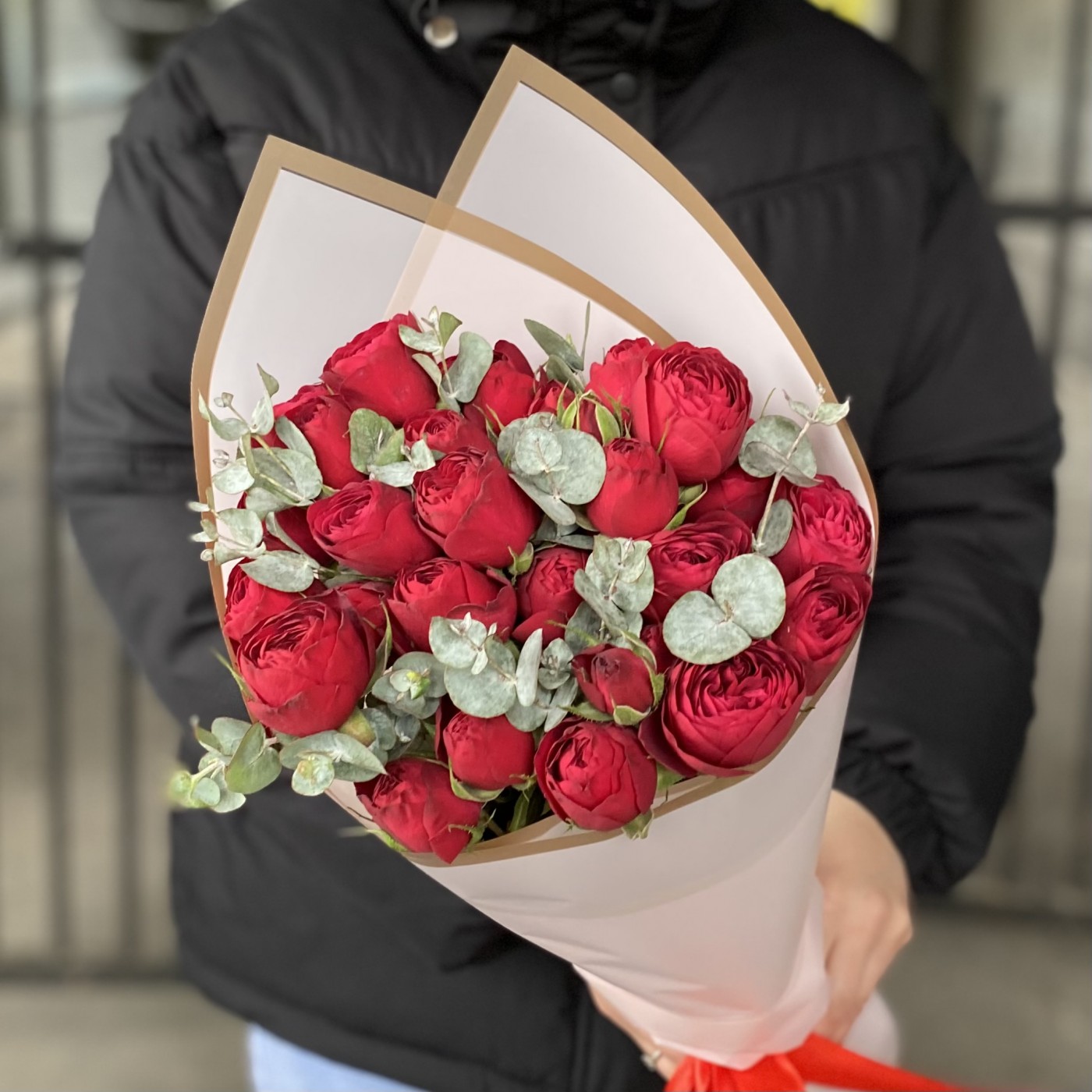 5 кустовых пионовидных роз Ред лэйс с эвкалиптом