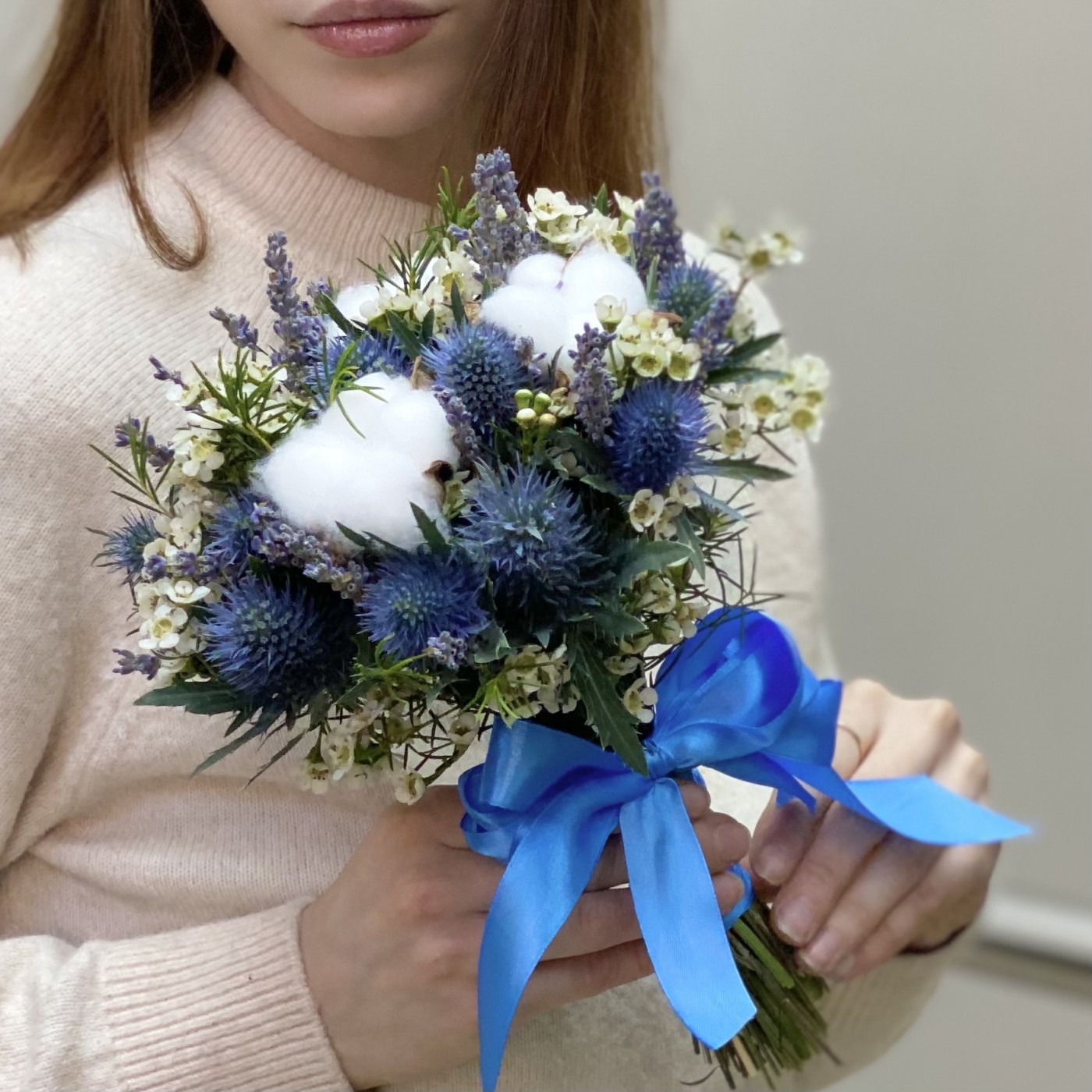 Букет невесты с хлопком и эрингиумом Лунная мелодия