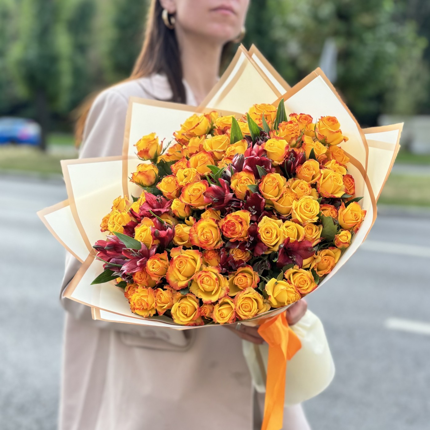 Букет с кустовыми розами Айлайнер и альстромериями