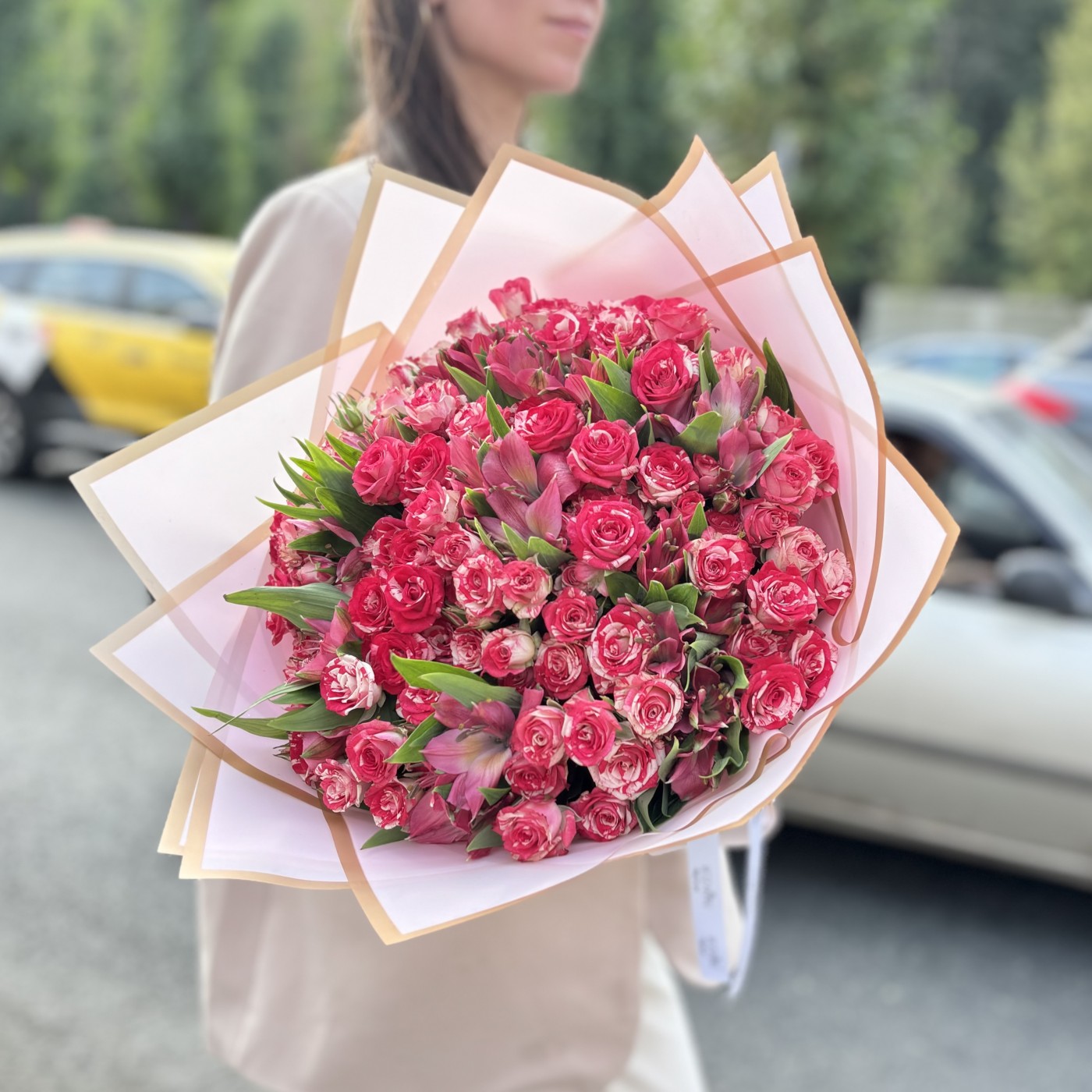 Букет с кустовыми розами Файрворкс и альстромериями