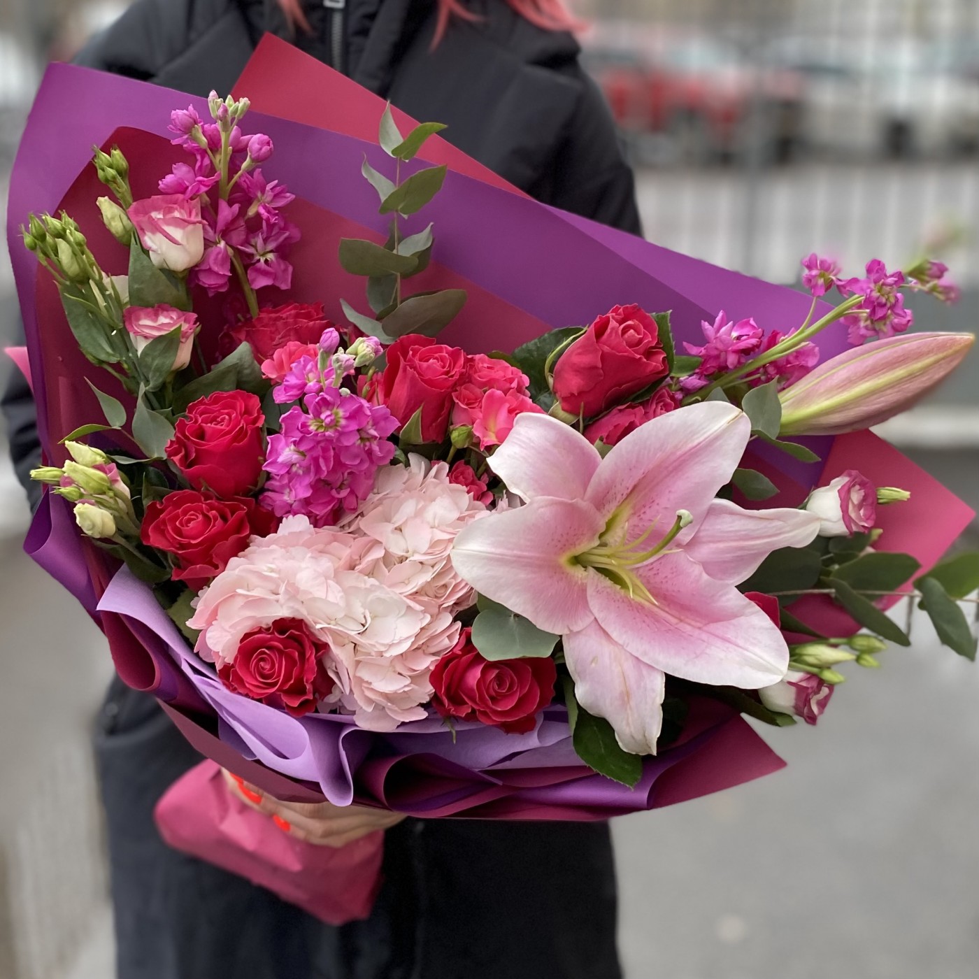Букет с лилиями и розой