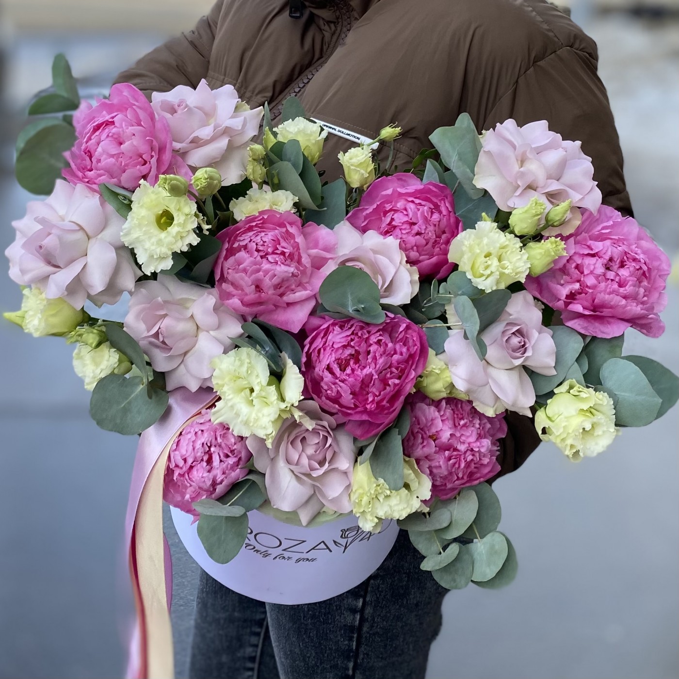 Композиция с пионами и розами Подарок лета