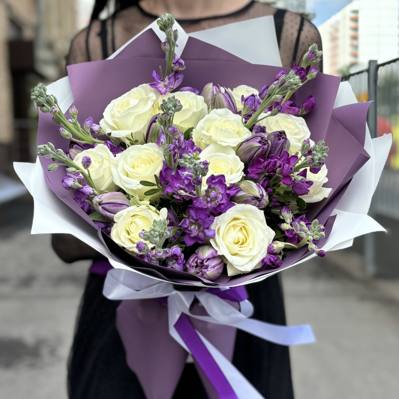 Букет с розами и маттиолой Лунная Мелодия