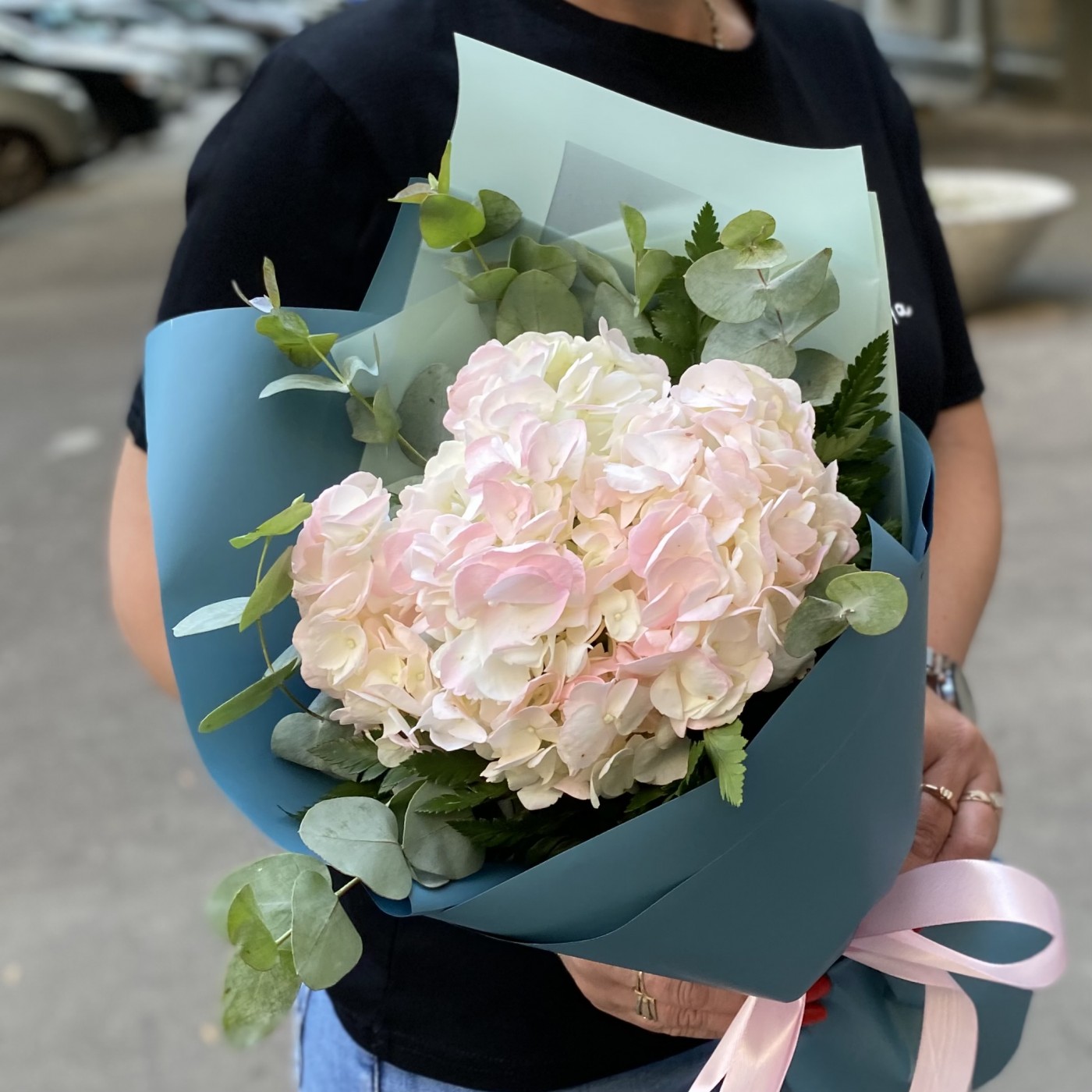 Букет с розовой гортензией и эвкалиптом