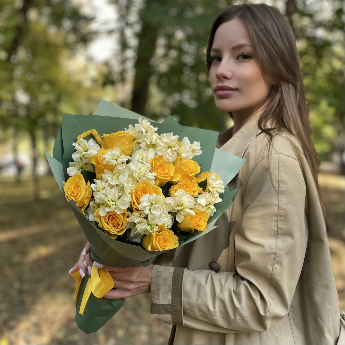 Букет с желтой розой и маттиолой