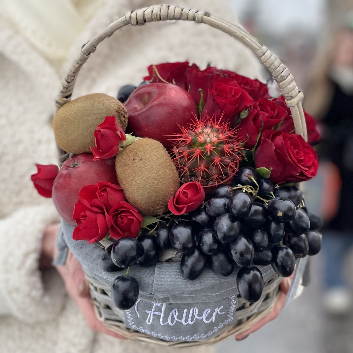 Фруктовая корзина в красном цвете с розами и кактусом