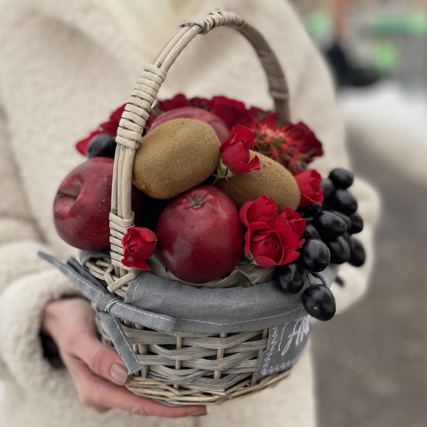 Фруктовая корзина в красном цвете с розами и кактусом