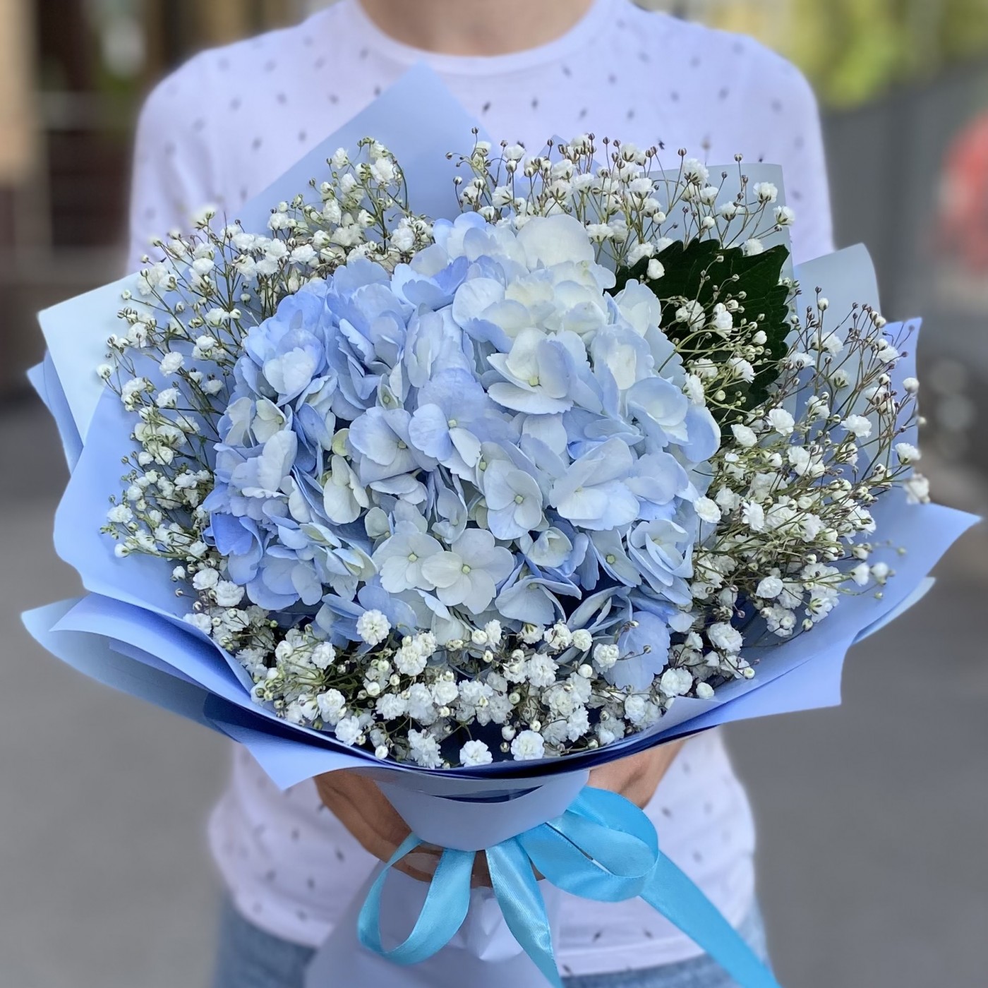 Голубая гортензия с гипсофилой