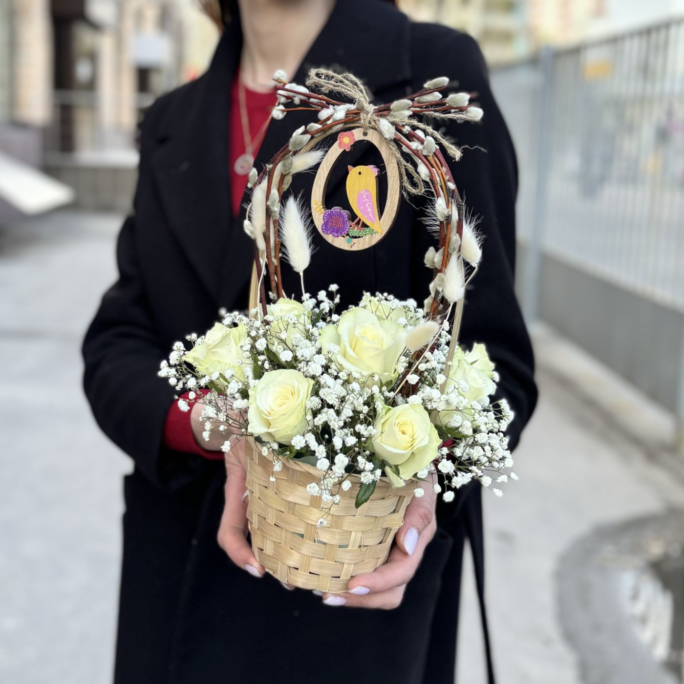 Композиция с белой розой к Пасхе