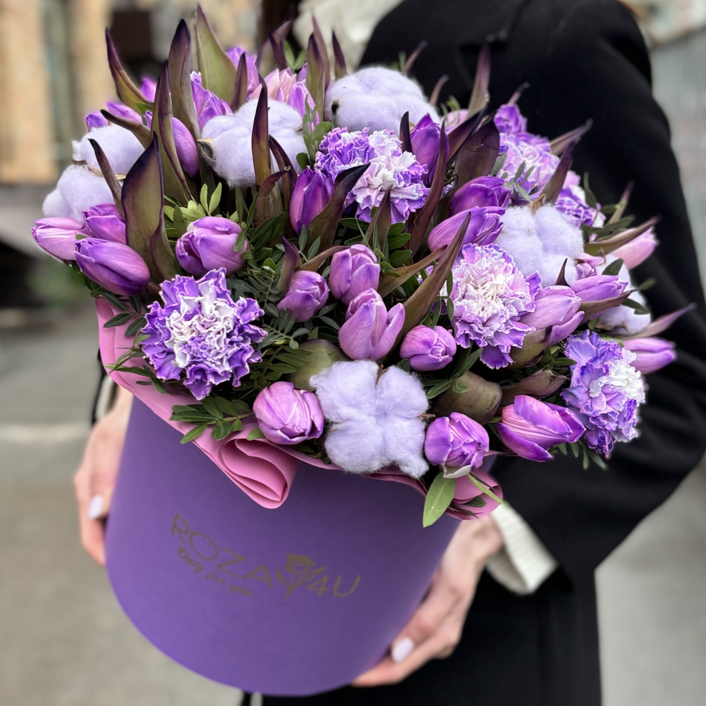 Композиция с тюльпанами и хлопком Лунный шар