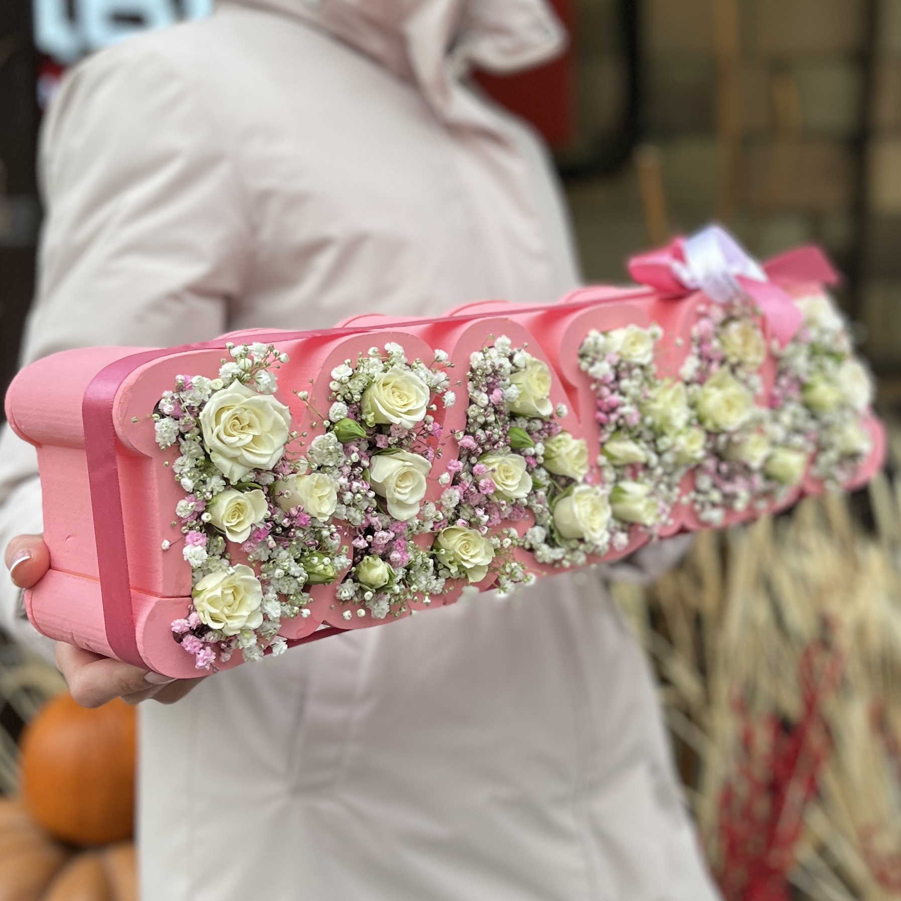 Коробка с надписью Мама с гипсофилой и белыми кустовыми розами
