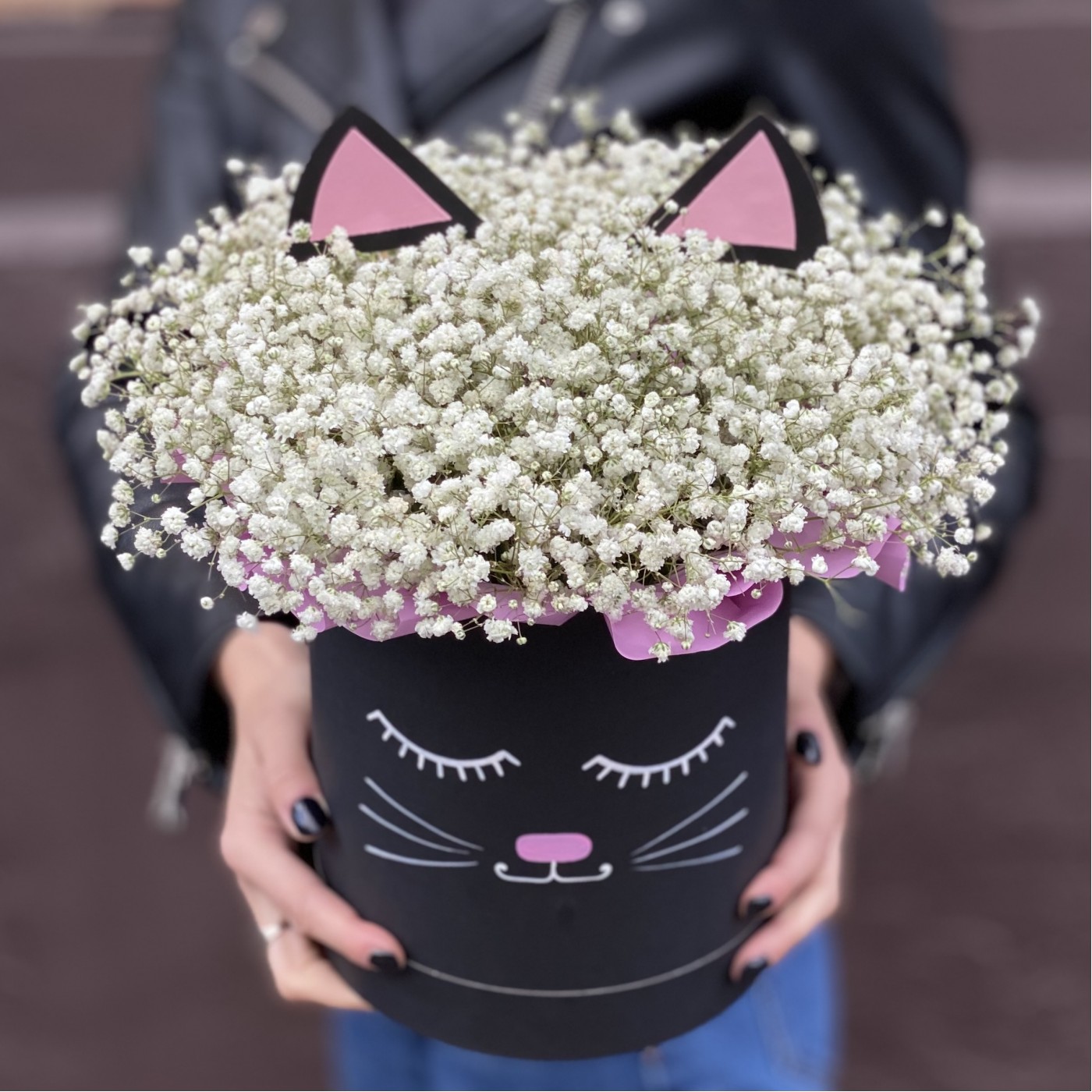 Коробка Кошечка с белой гипсофилой