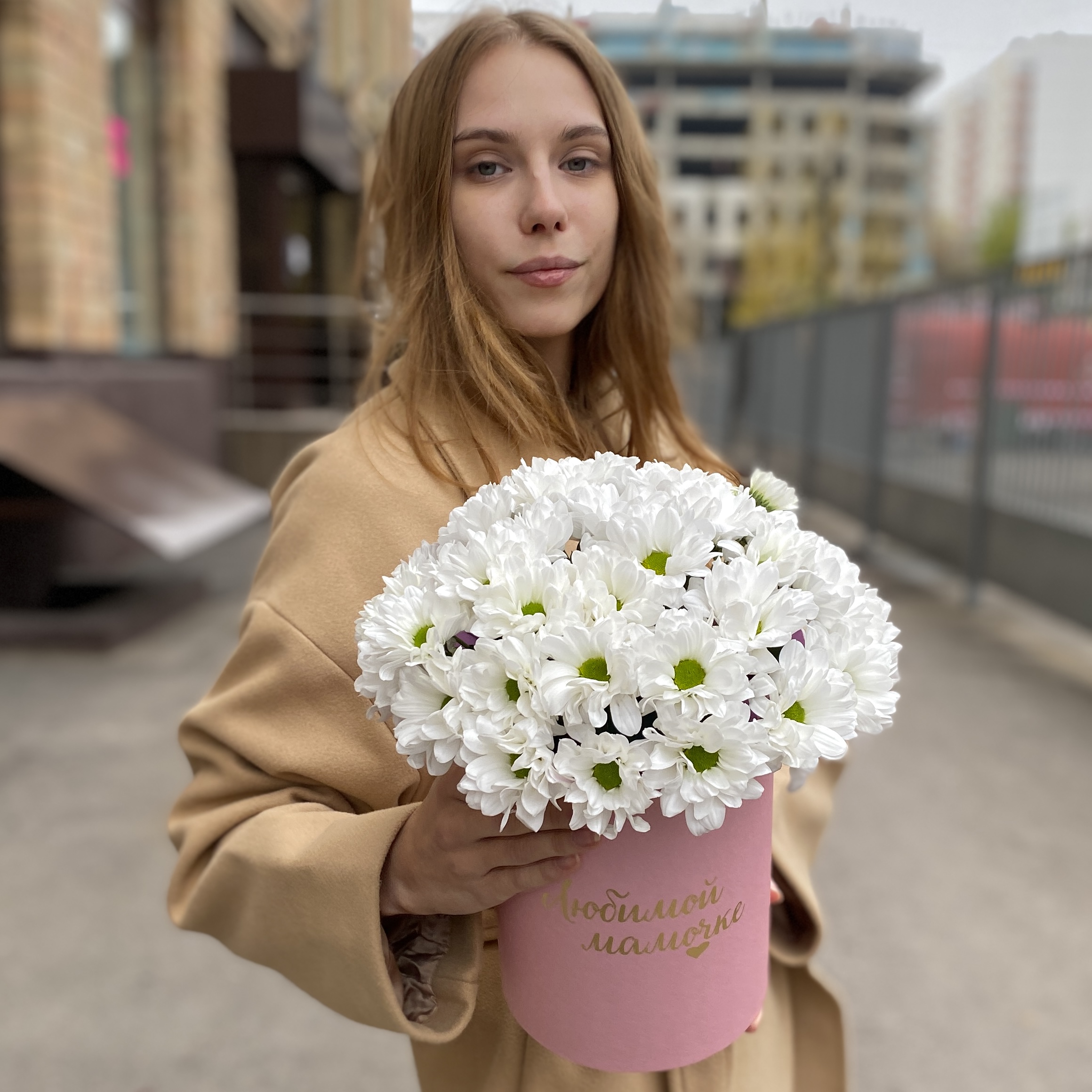 Коробка с белыми хризантемами Любимой Мамочке