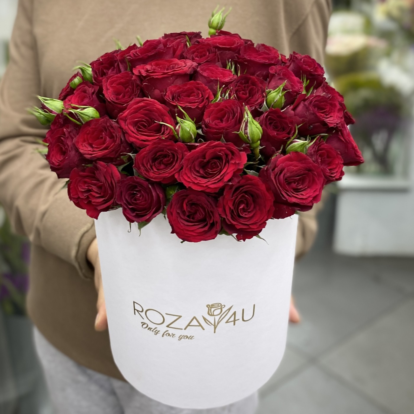 Коробка с красными кустовыми розами Велвет Блоссом