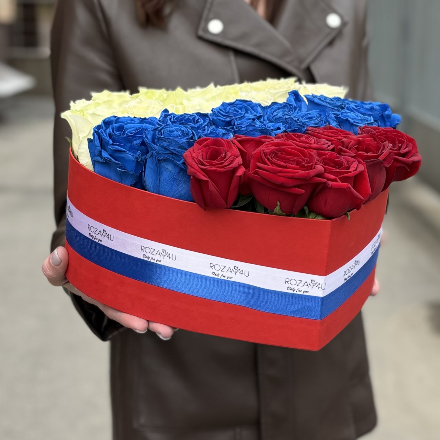 Коробка с розами Люблю Россию