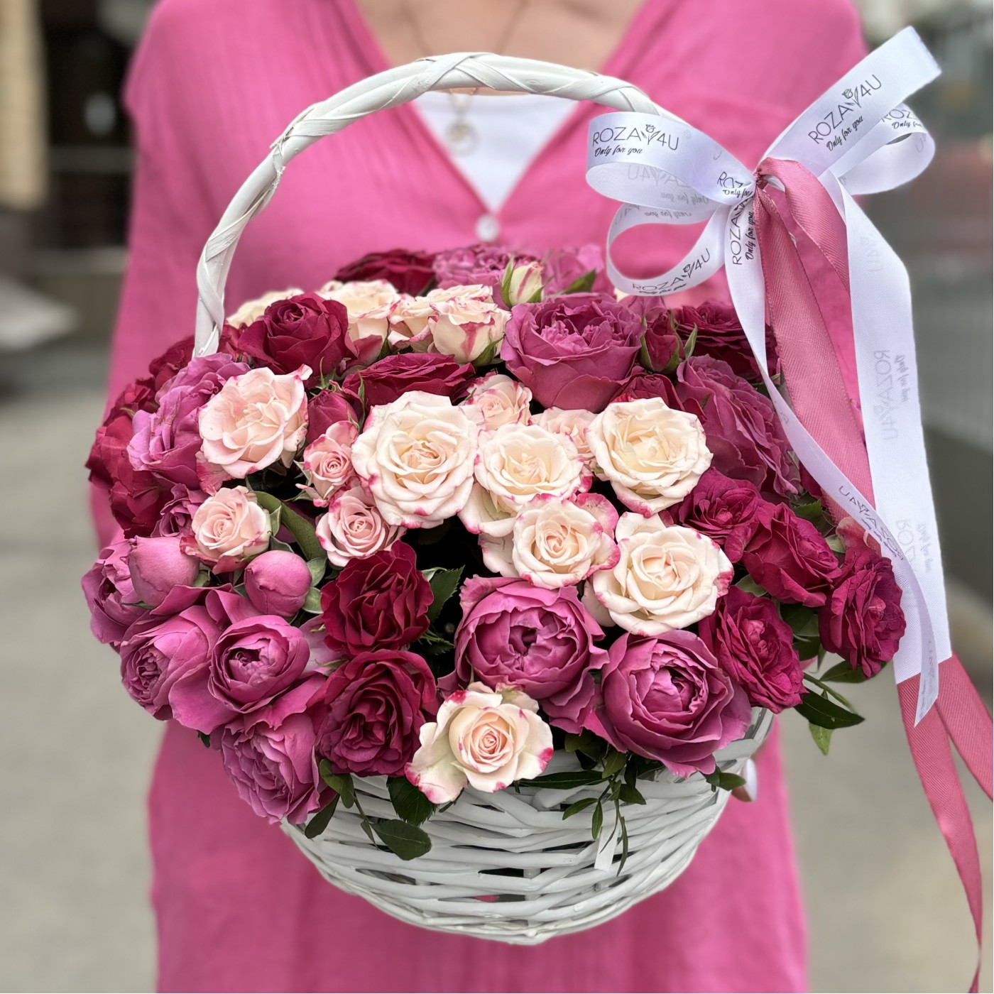 Корзина с кустовыми розами Клубничное Суфле