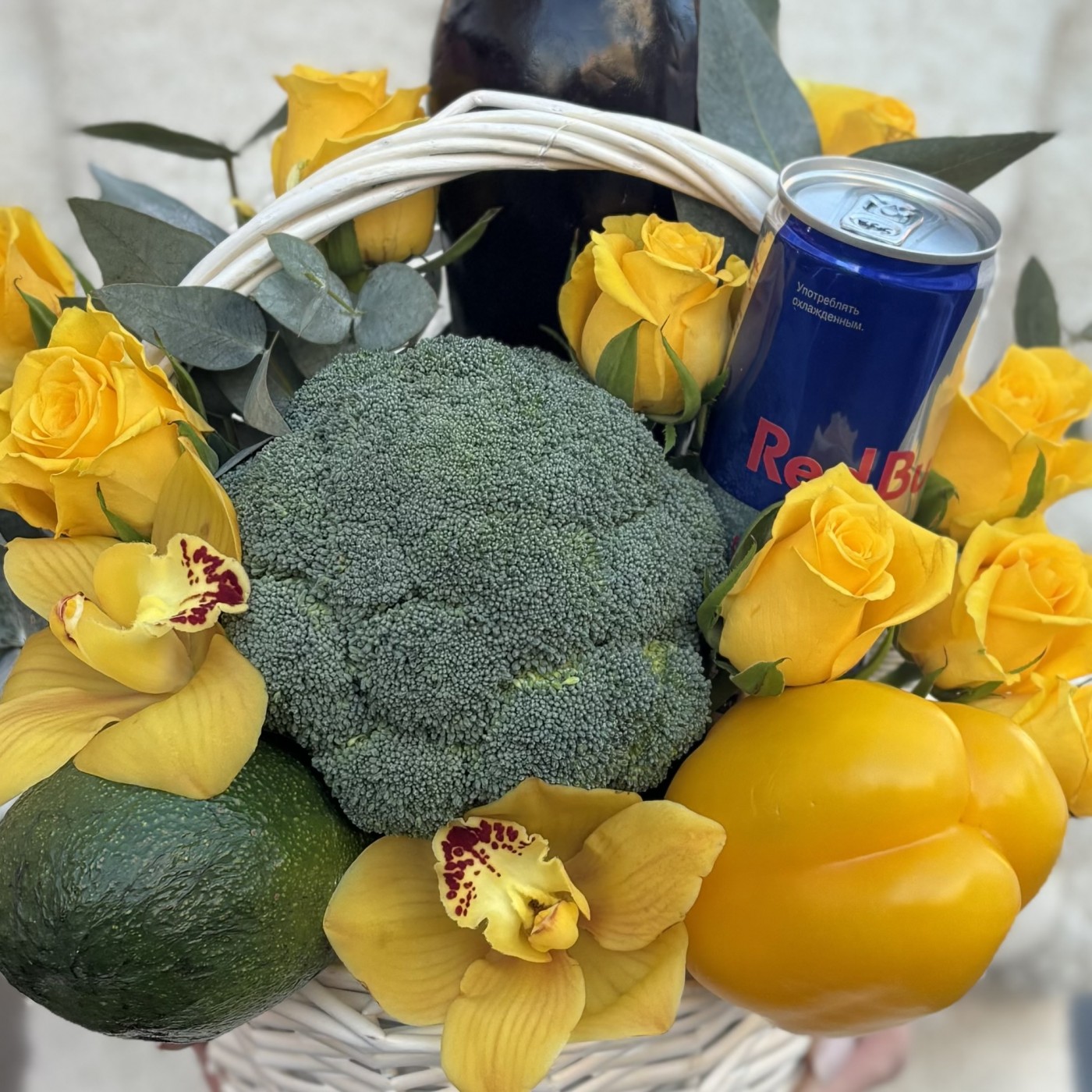 Корзина с овощами и энергетиком