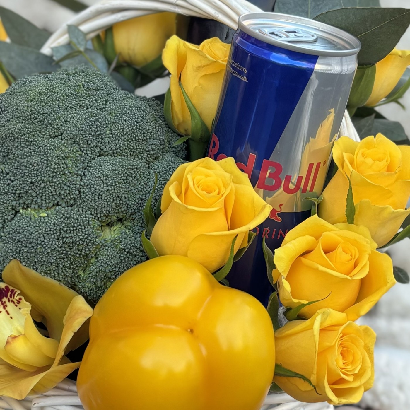 Корзина с овощами и энергетиком