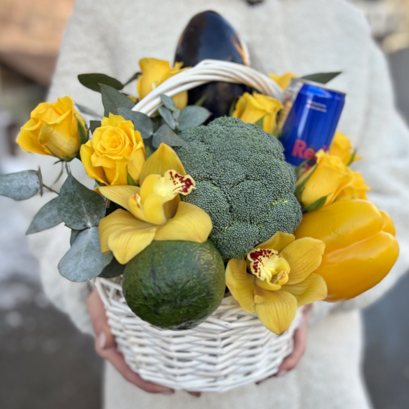 Корзина с овощами и энергетиком