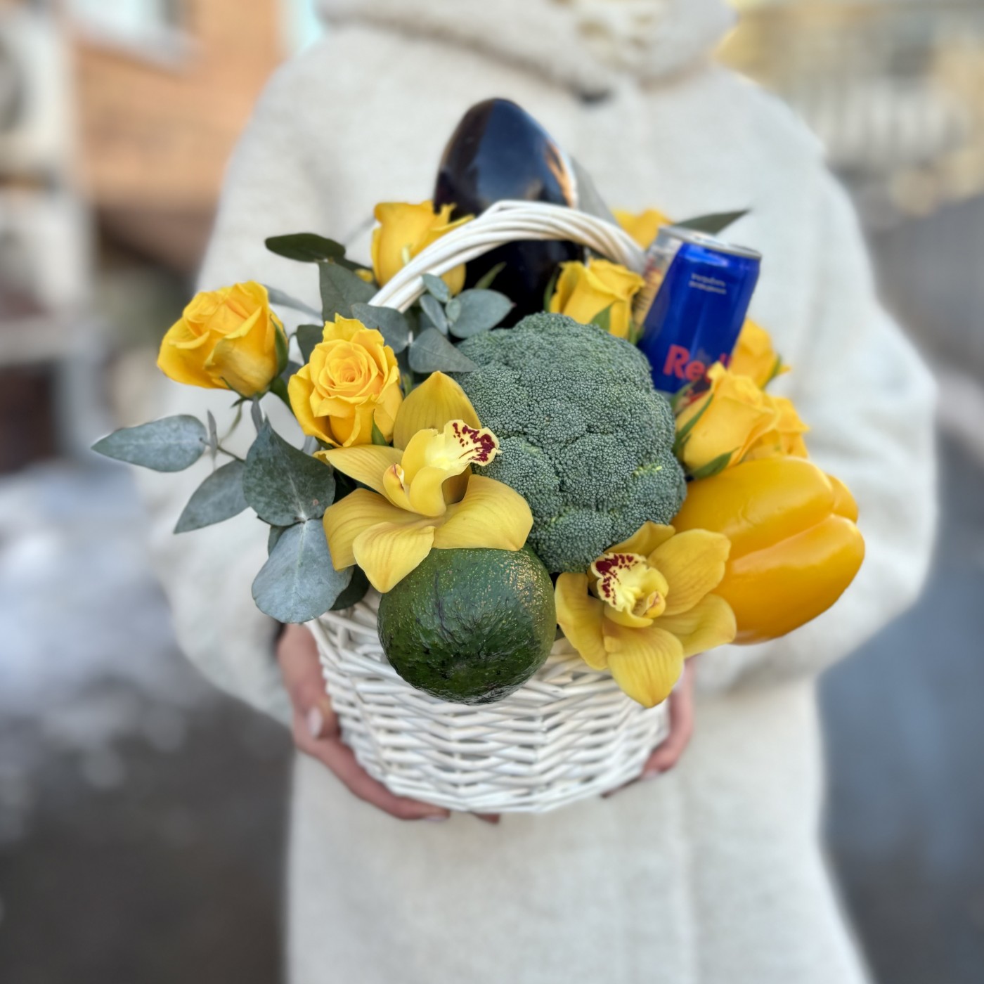 Корзина с овощами и энергетиком
