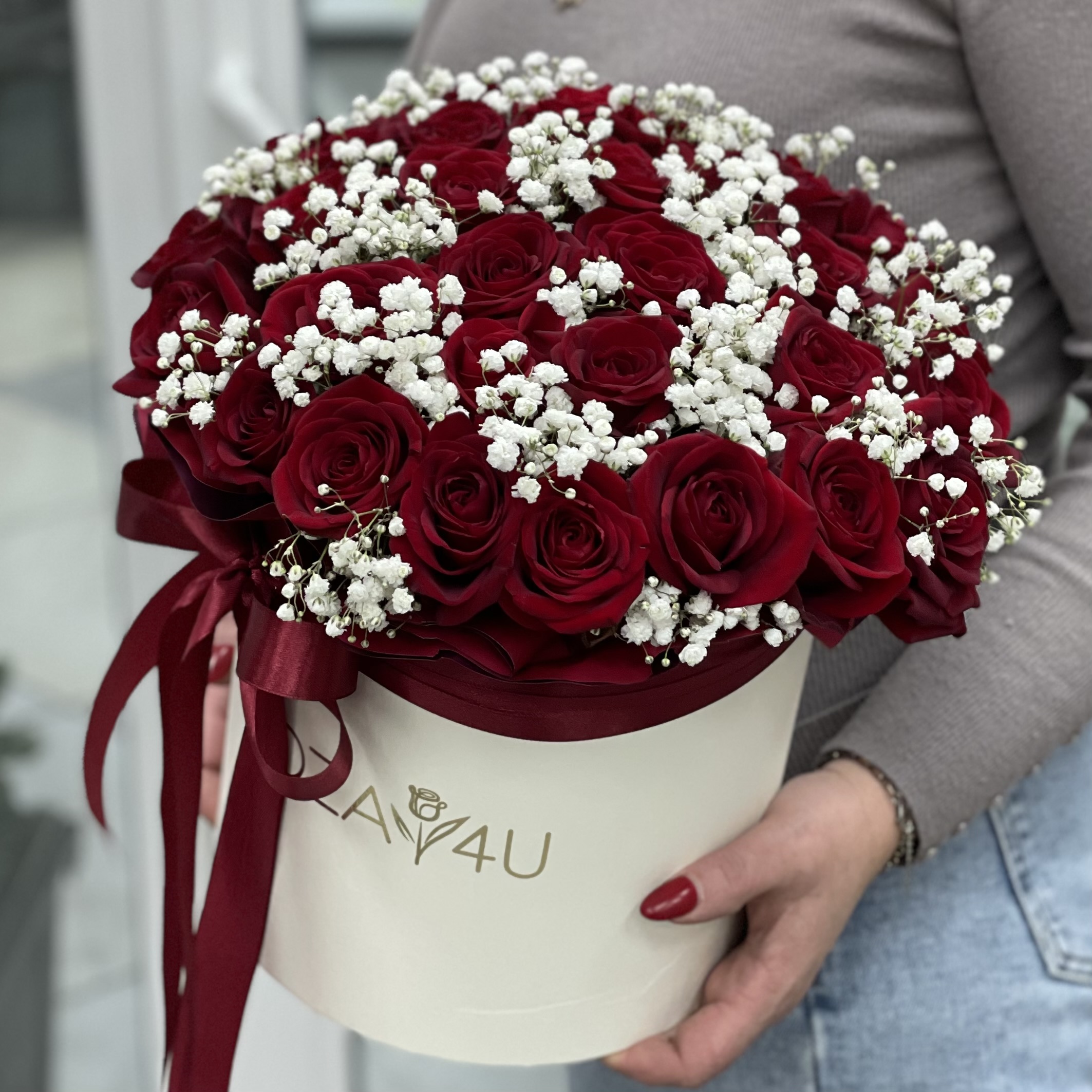 Красная роза с гипсофилой в коробке
