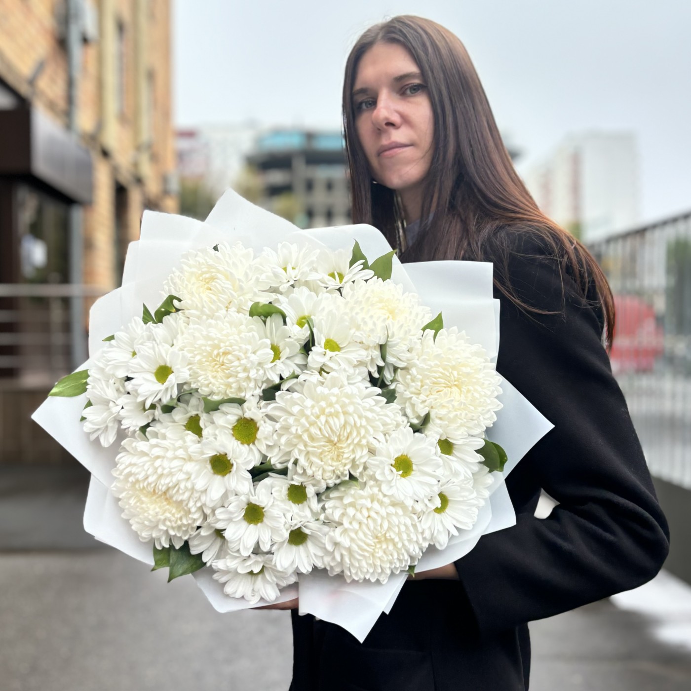 Микс из 15 белых хризантем