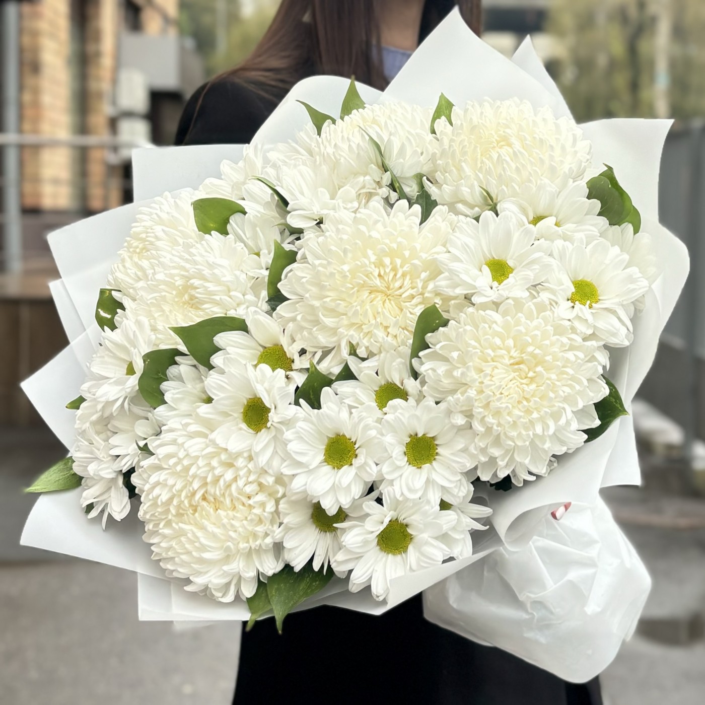 Микс из 15 белых хризантем