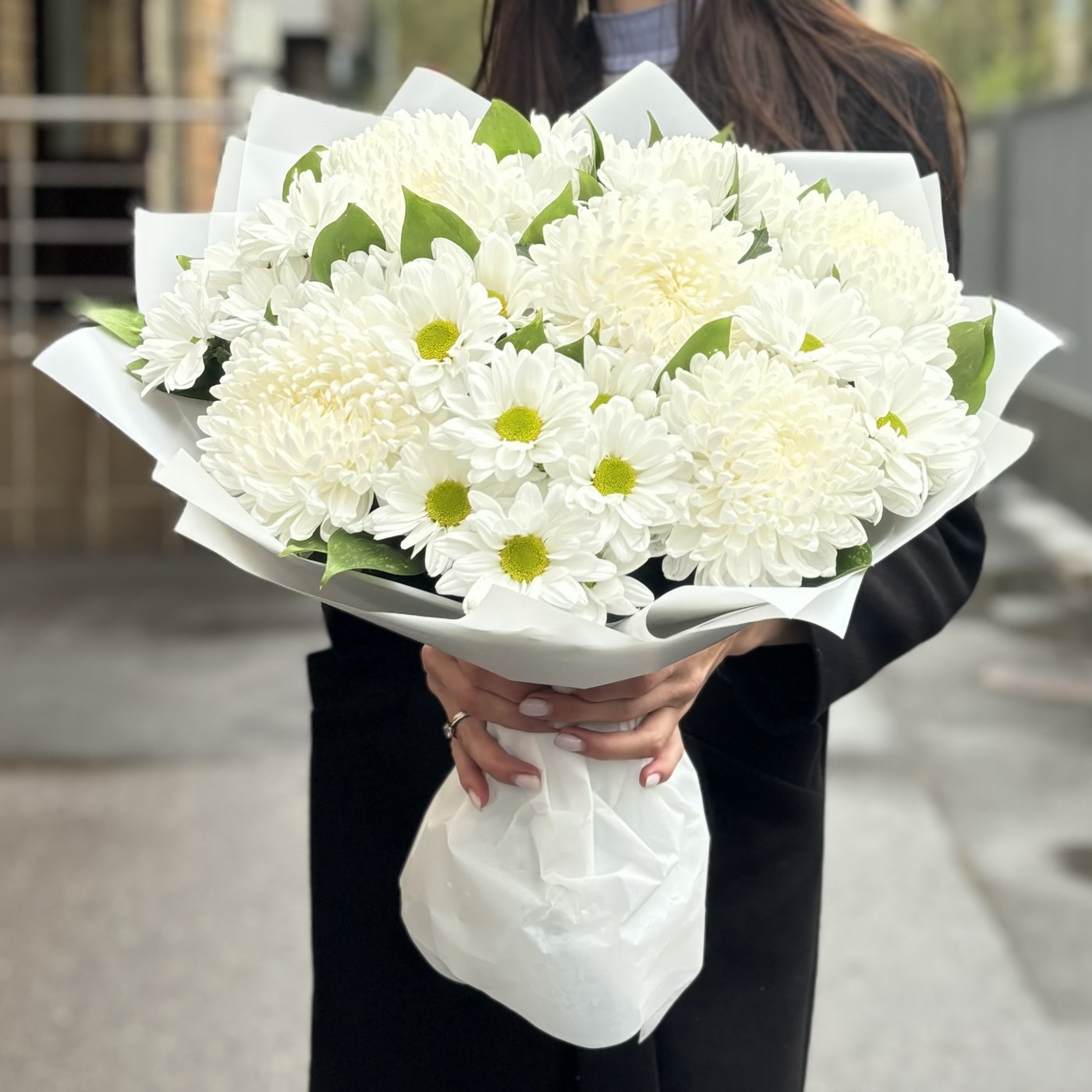 Микс из 15 белых хризантем