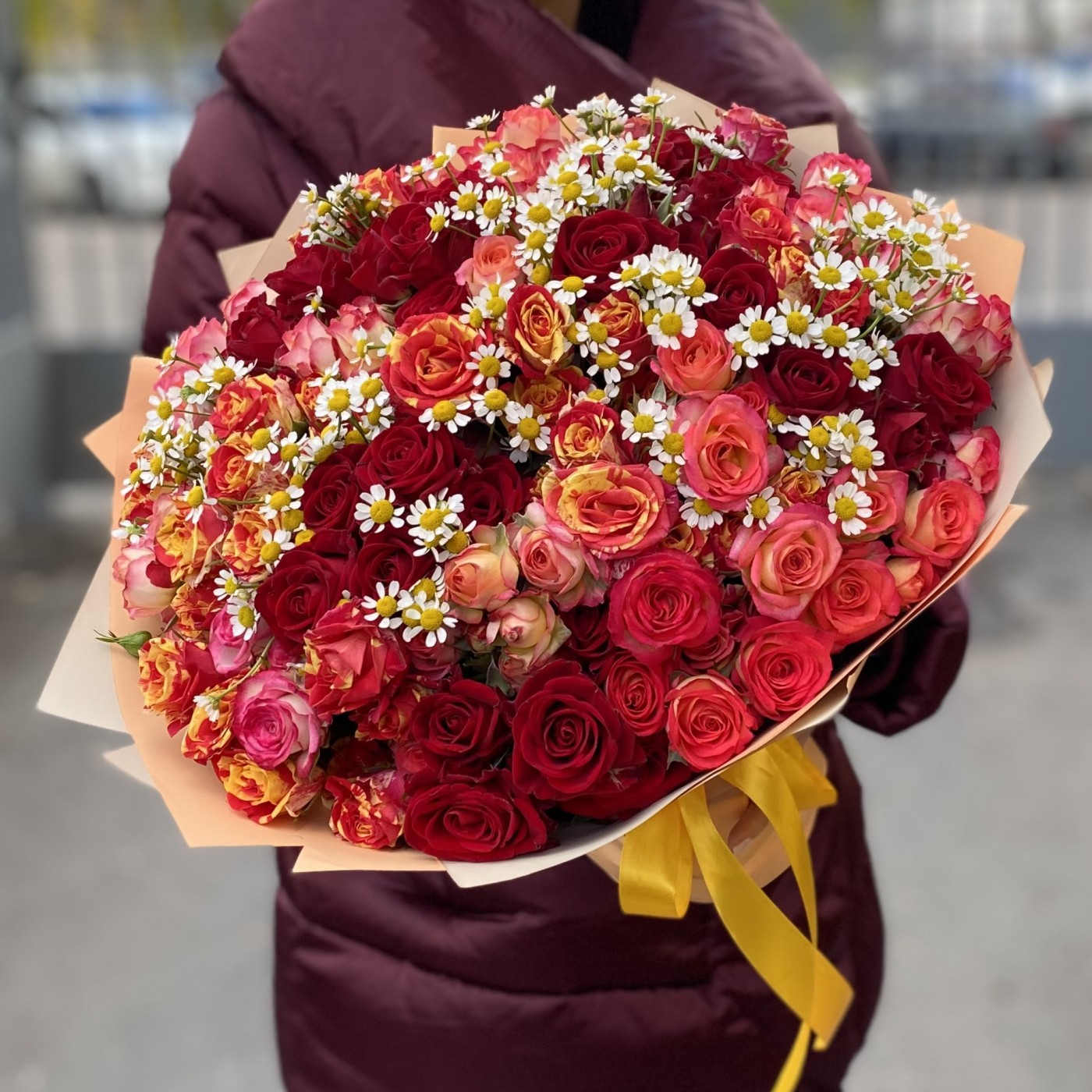 Микс кустовых роз с ромашками
