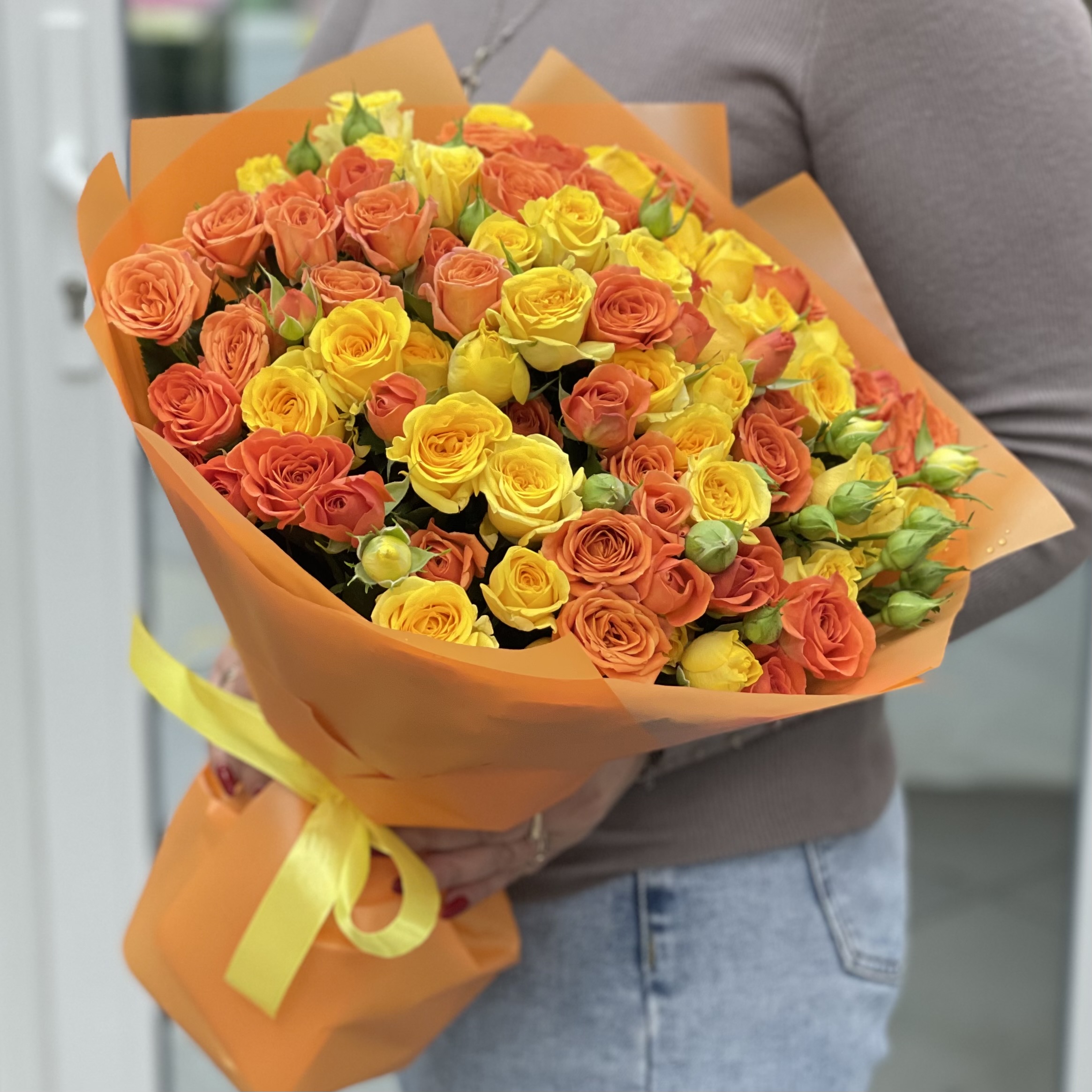 25 солнечных кустовых роз