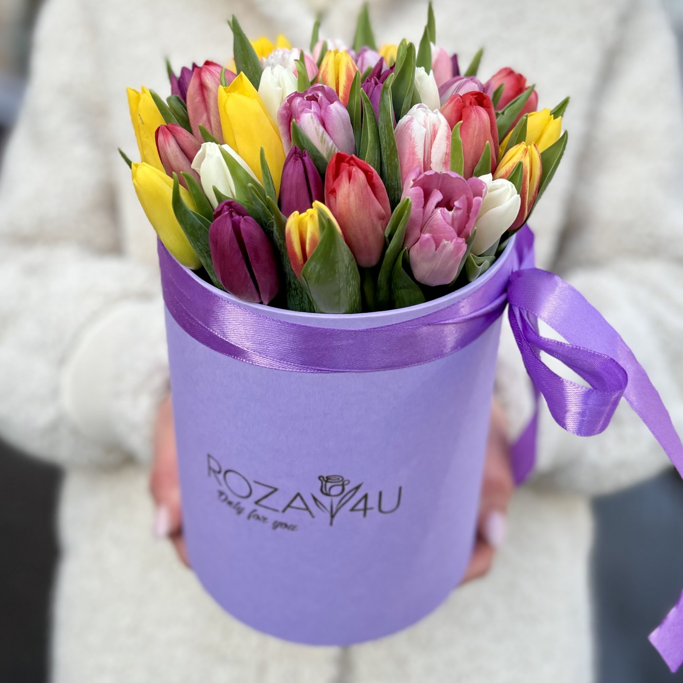 Микс тюльпанов в лиловой коробке