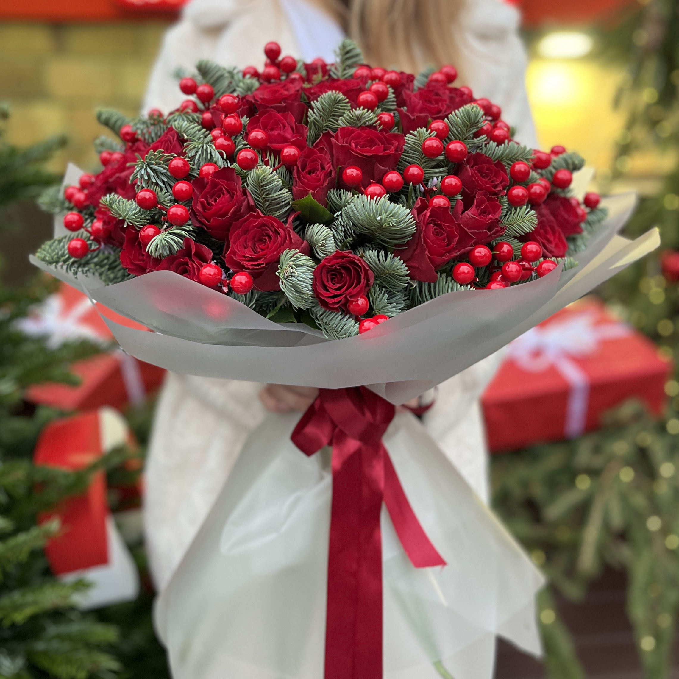 Новогодний букет из 51 красной розы и нобилиса