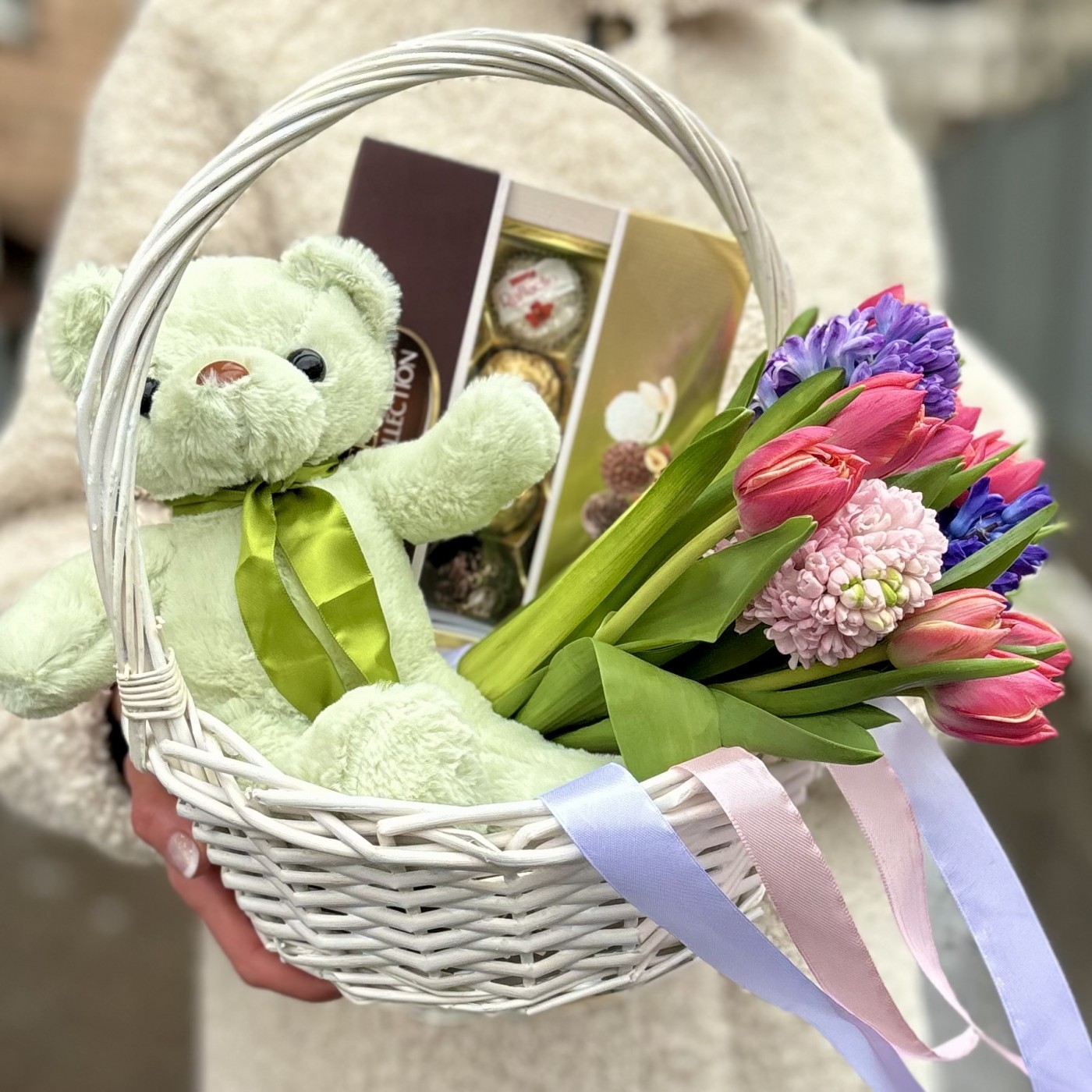 Подарочная корзина с игрушкой для веселого 8 марта