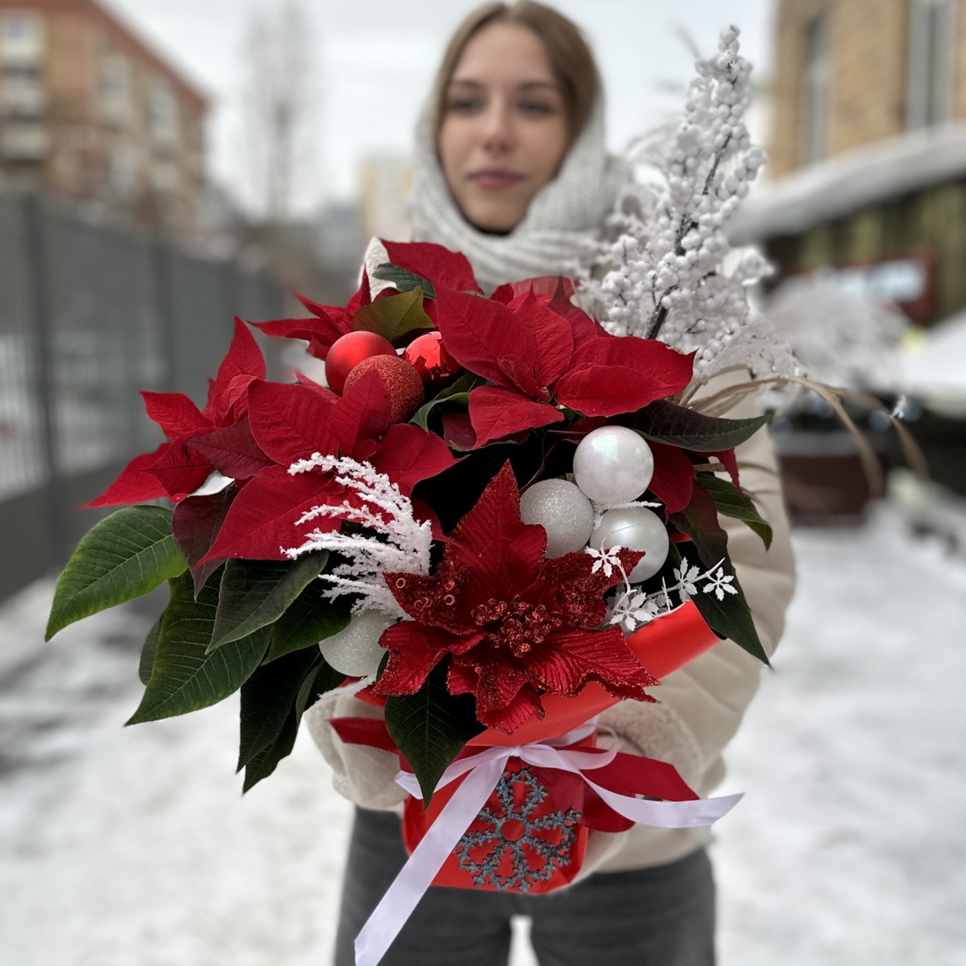 Пуансеттия с белым декором