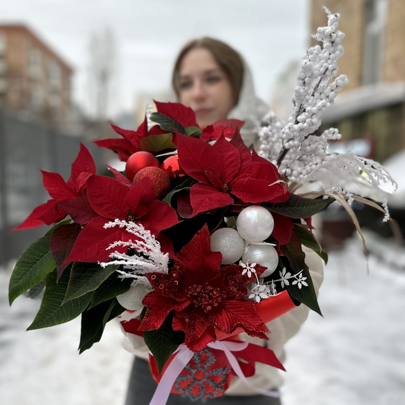Пуансеттия с белым декором