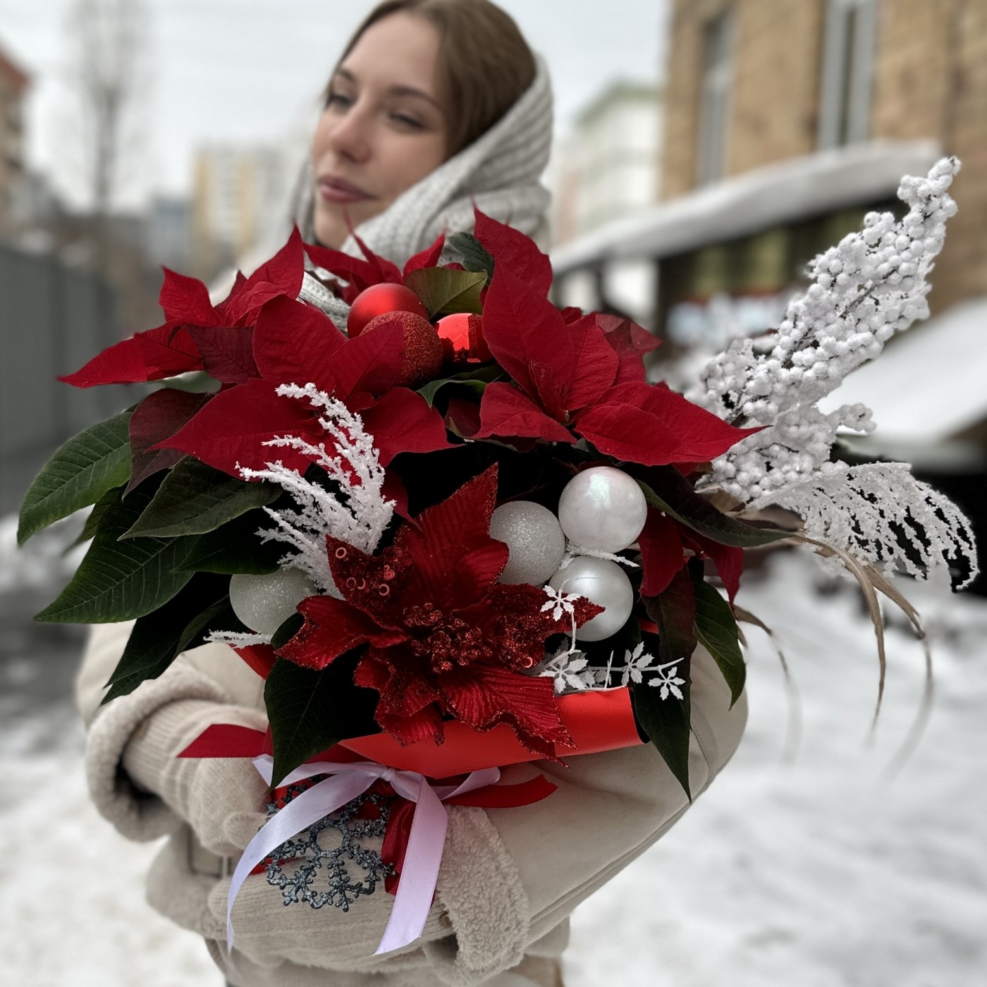 Пуансеттия с белым декором