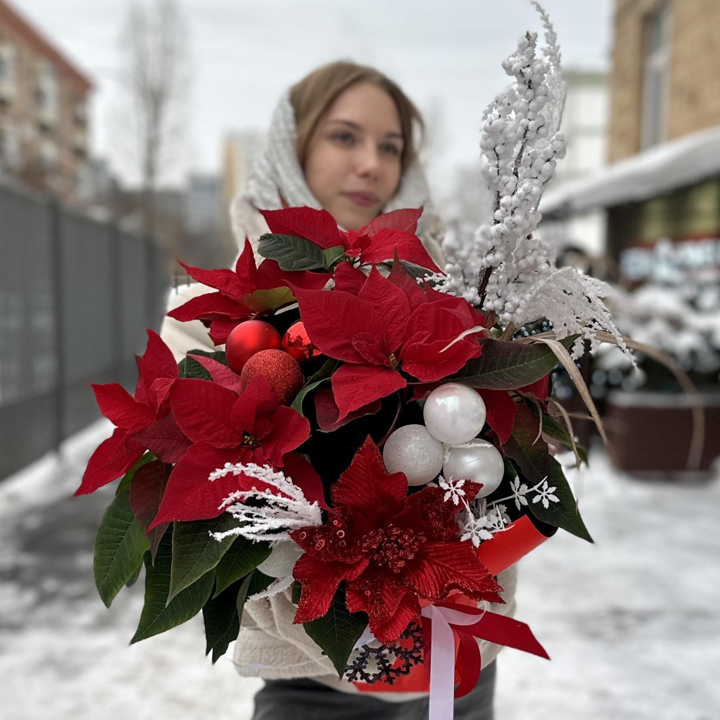 Пуансеттия с белым декором