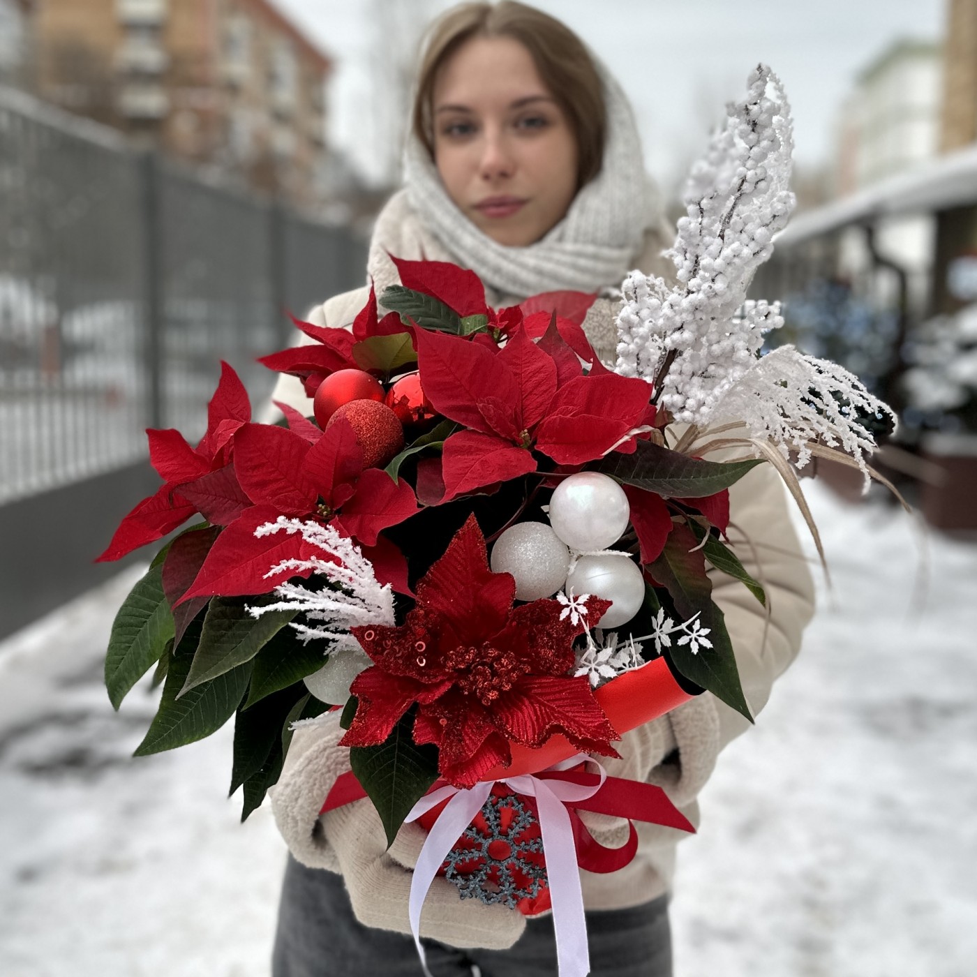 Пуансеттия с белым декором
