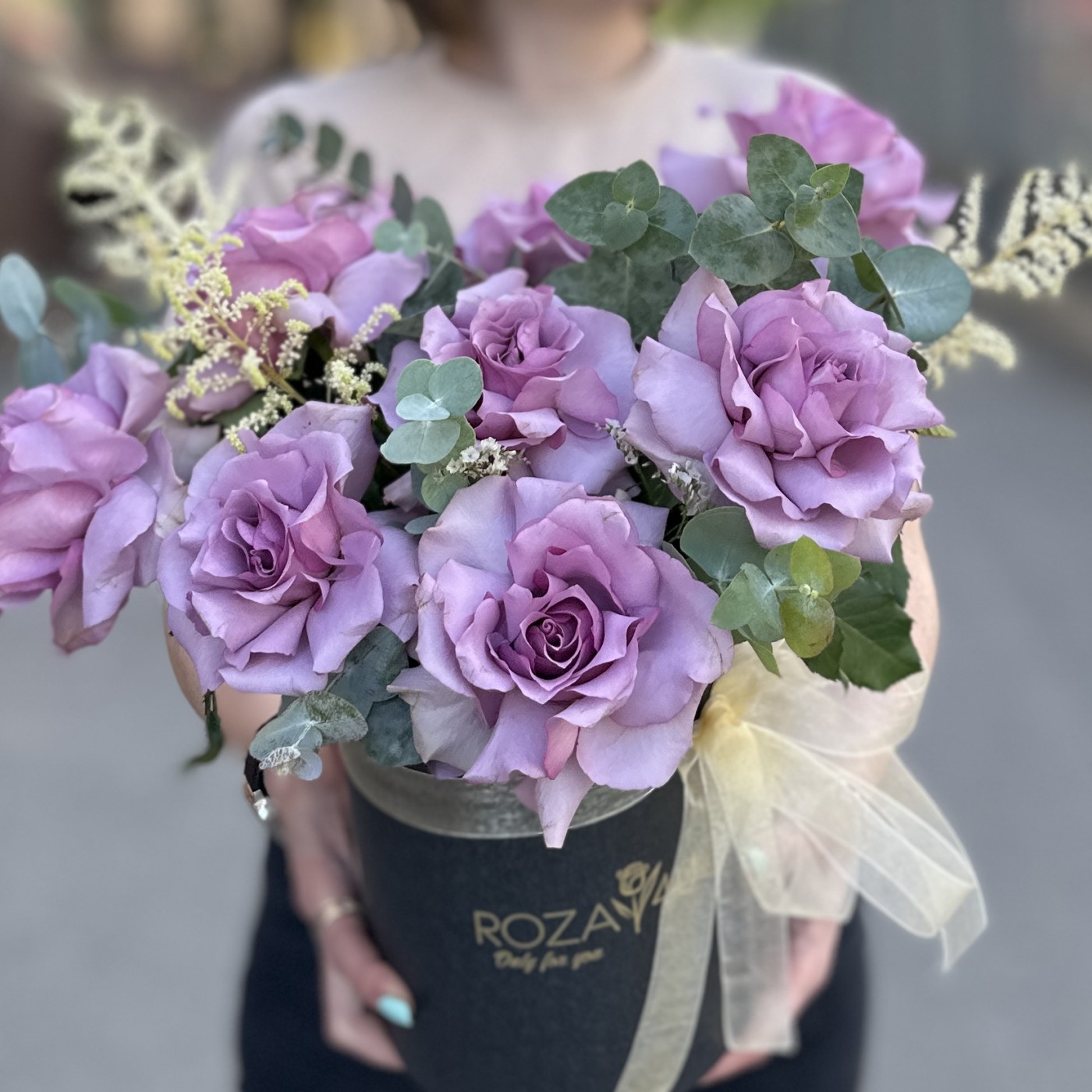 Пышная сиреневая роза в коробке