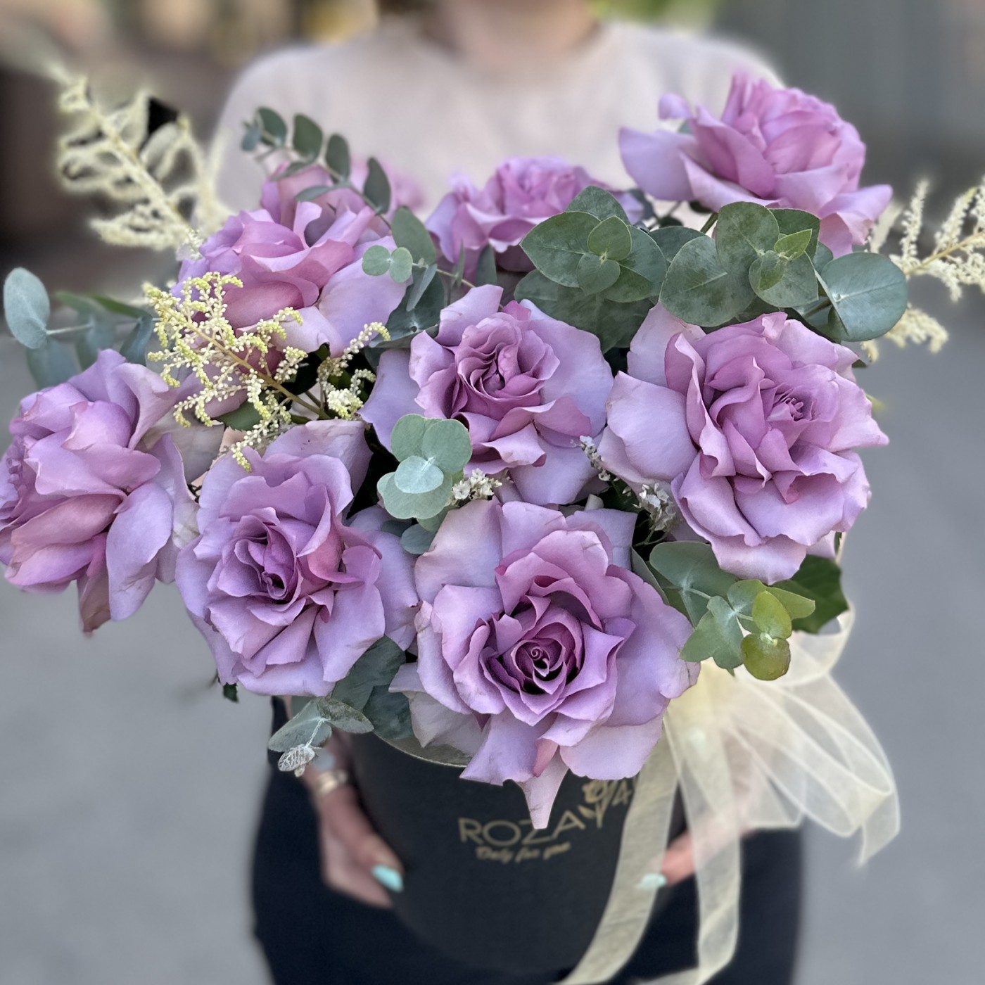 Пышная сиреневая роза в коробке