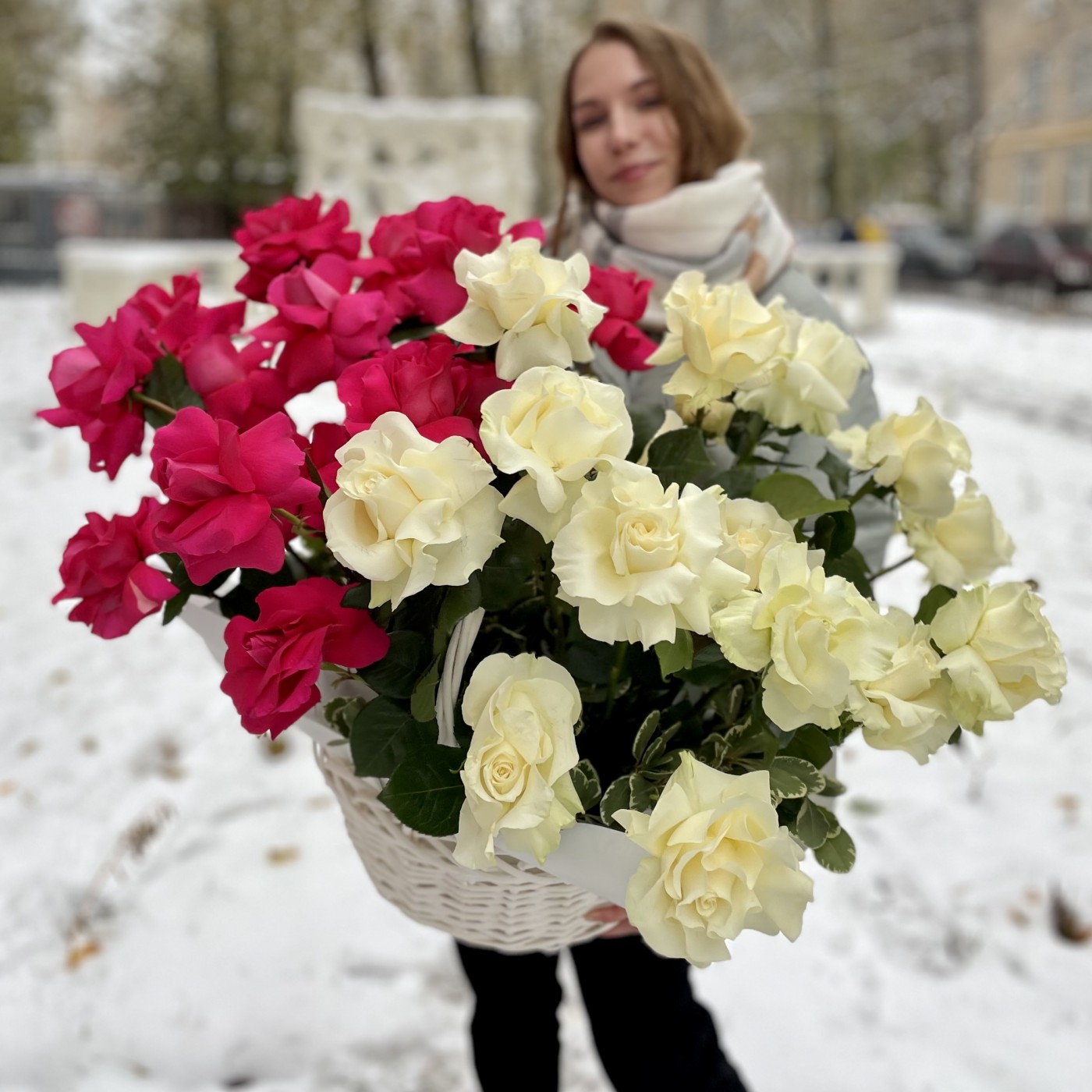 Пышные розы в корзине