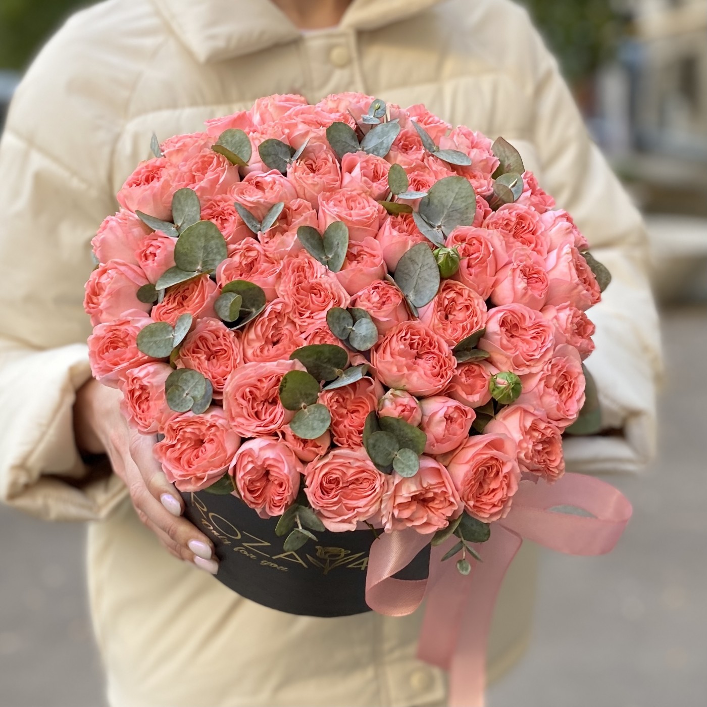 9 кустовых пионовидных роз Фемке в коробке