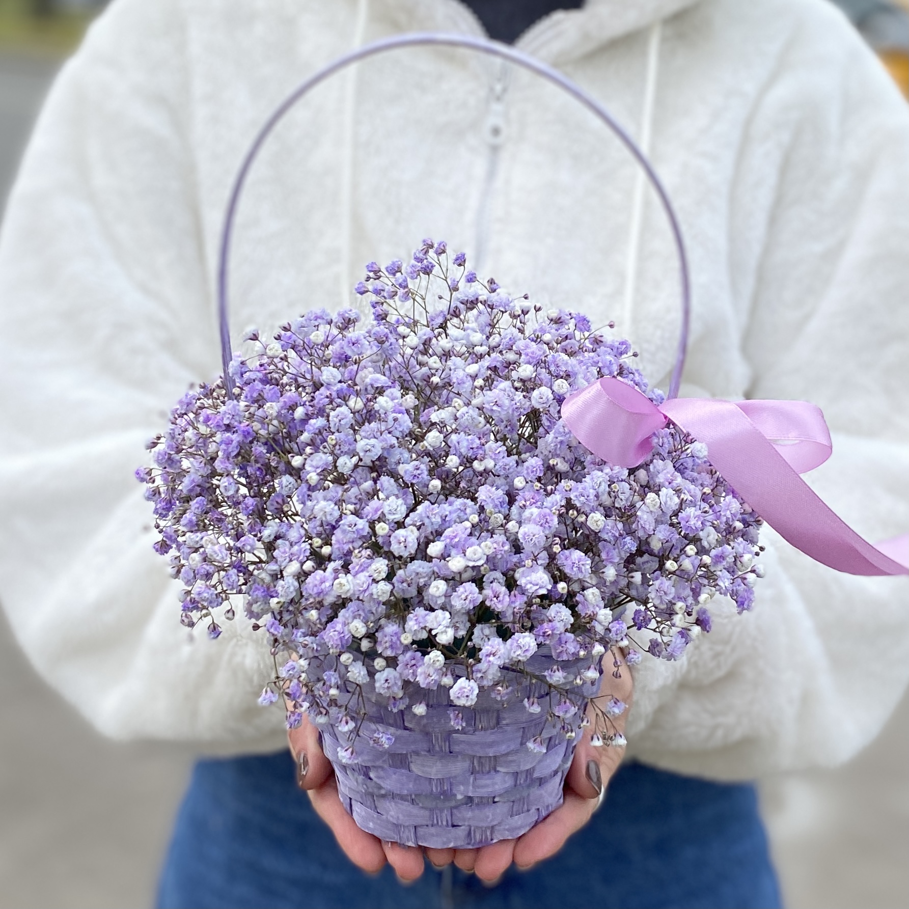 Сиреневая гипсофила в плетенной корзине