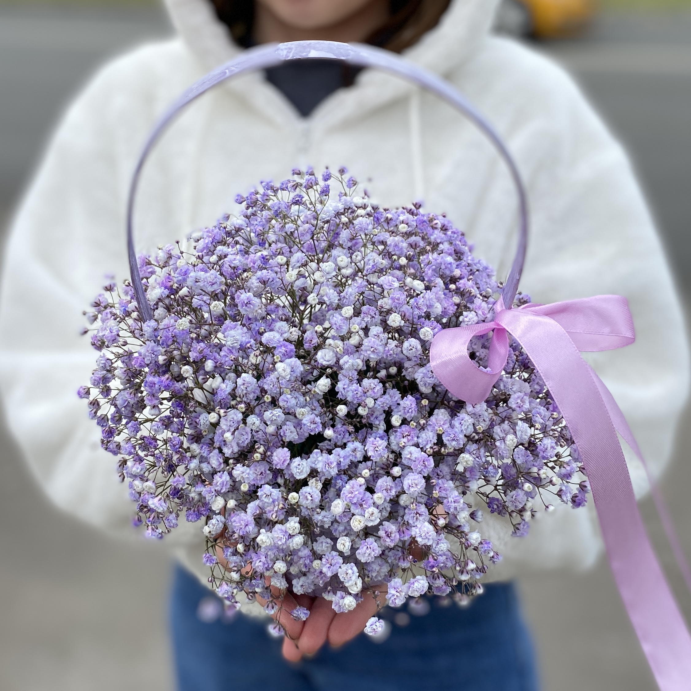 Сиреневая гипсофила в плетенной корзине