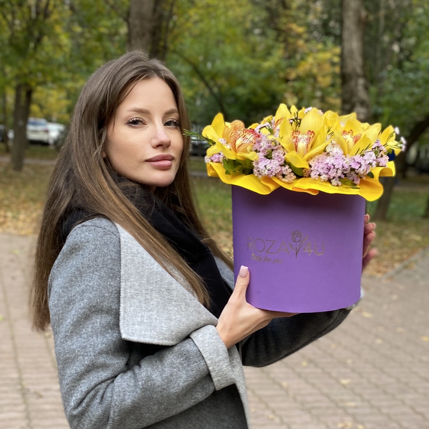 Яркие желтые орхидеи в коробке