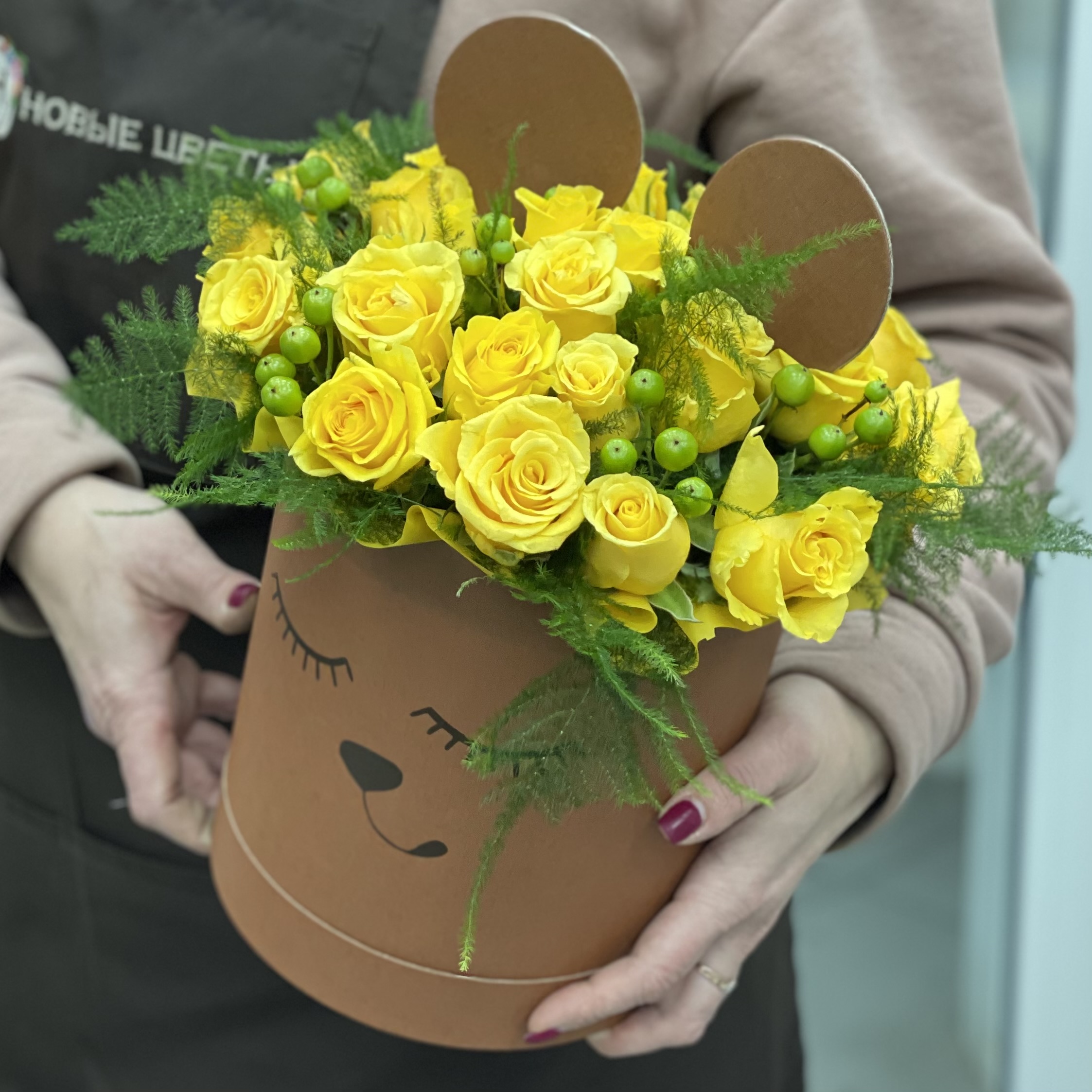 Желтая роза в коробке Медведь