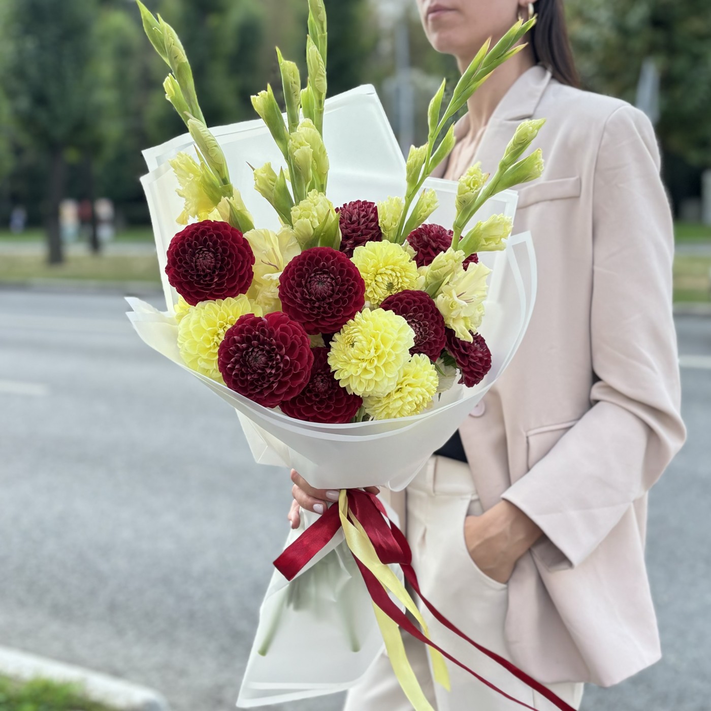 Желтые гладиолусы с георгинами