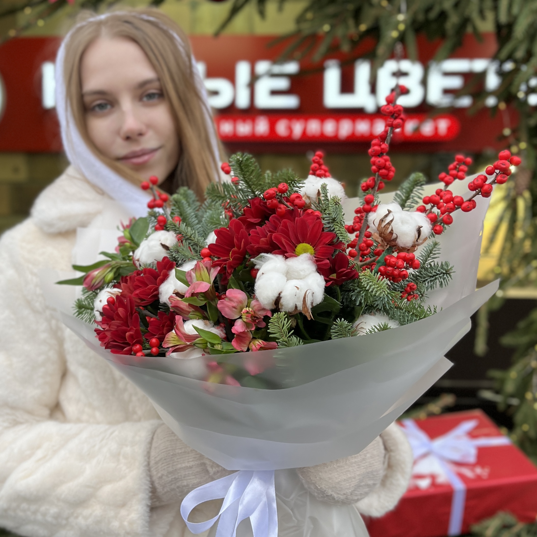Зимний букет с хризантемой Яркая Ночь