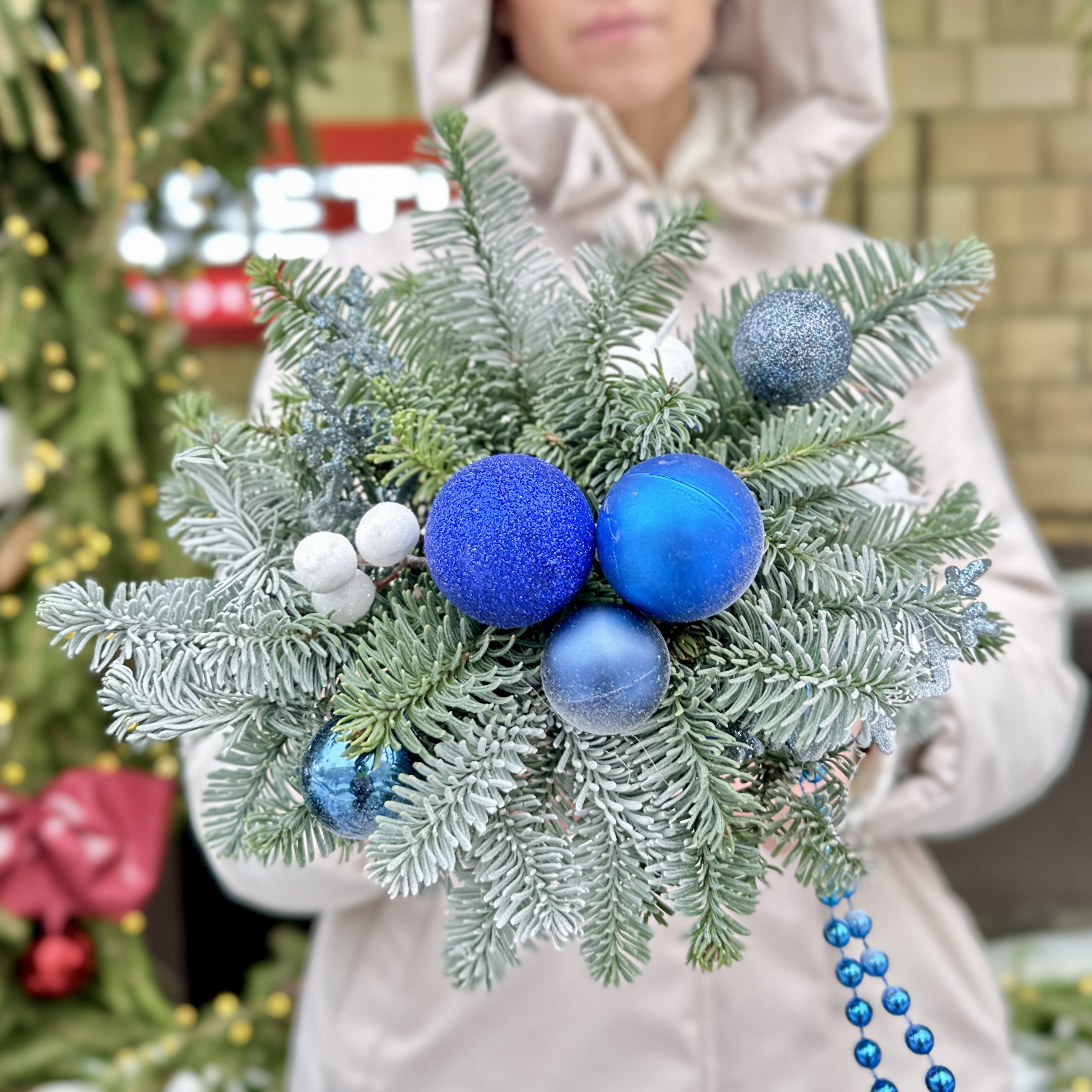Зимняя настольная композиция синего цвета